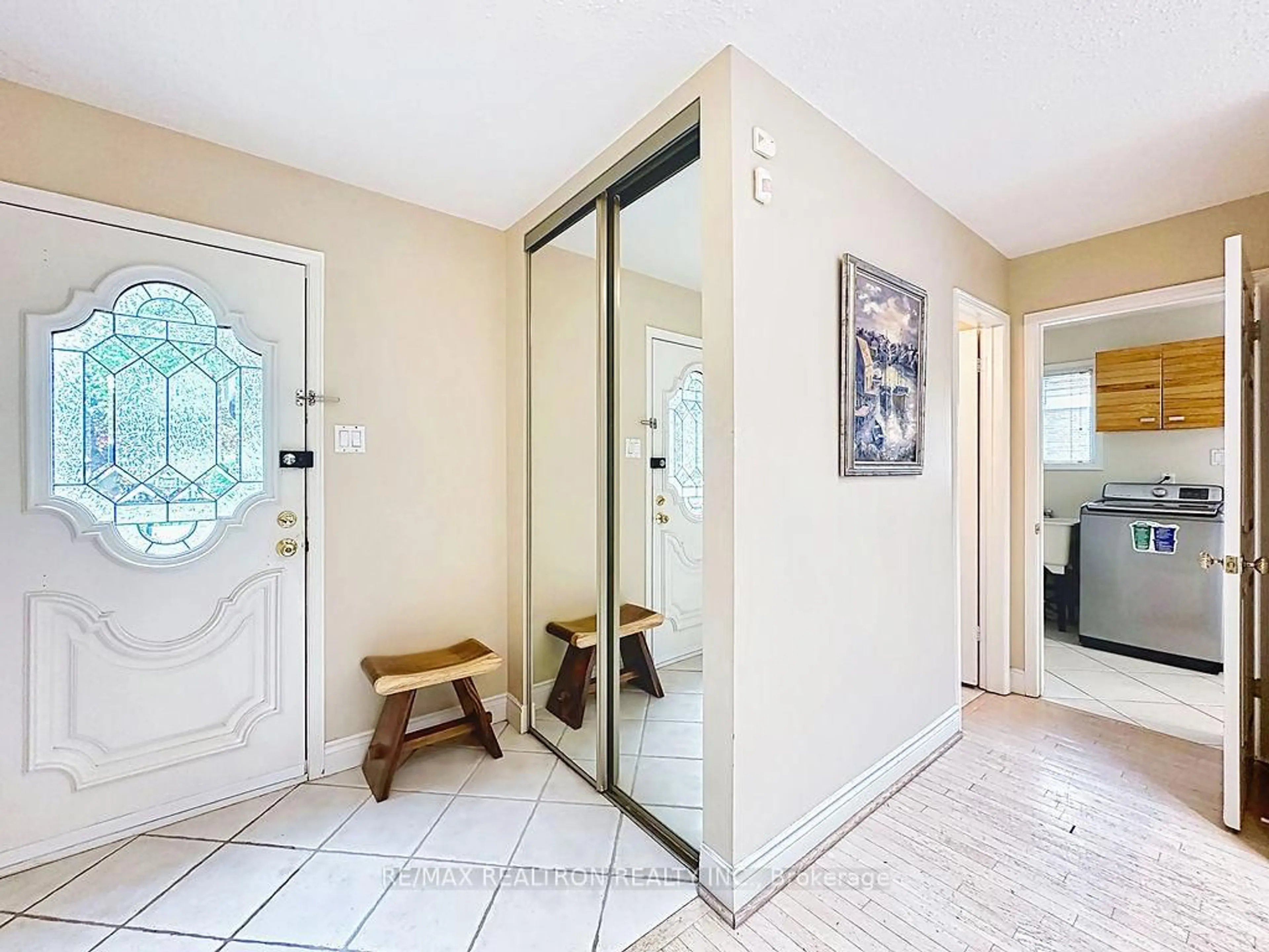 Indoor entryway for 17 Colvin Cres, Vaughan Ontario L4J 2N7