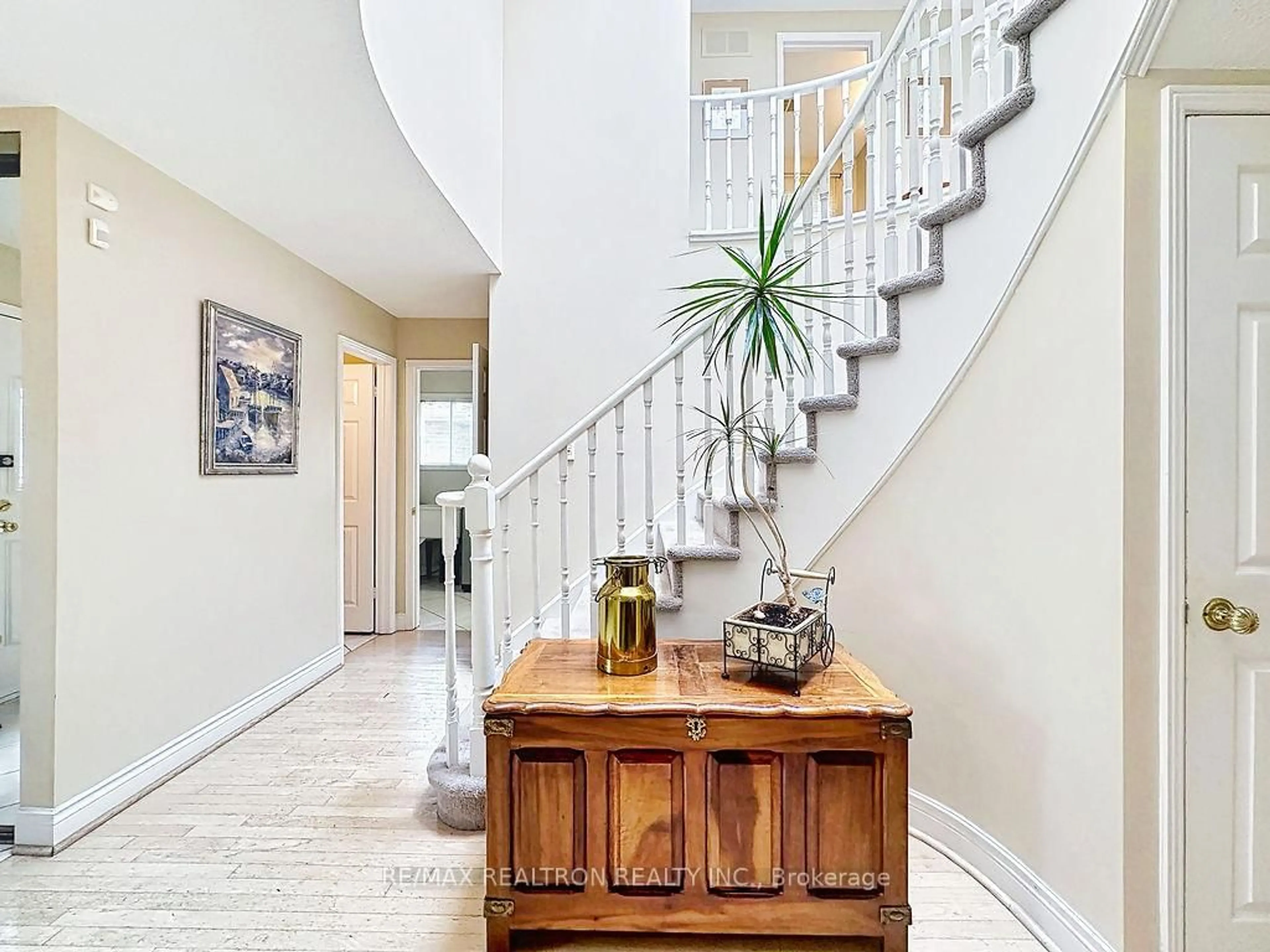 Indoor entryway for 17 Colvin Cres, Vaughan Ontario L4J 2N7