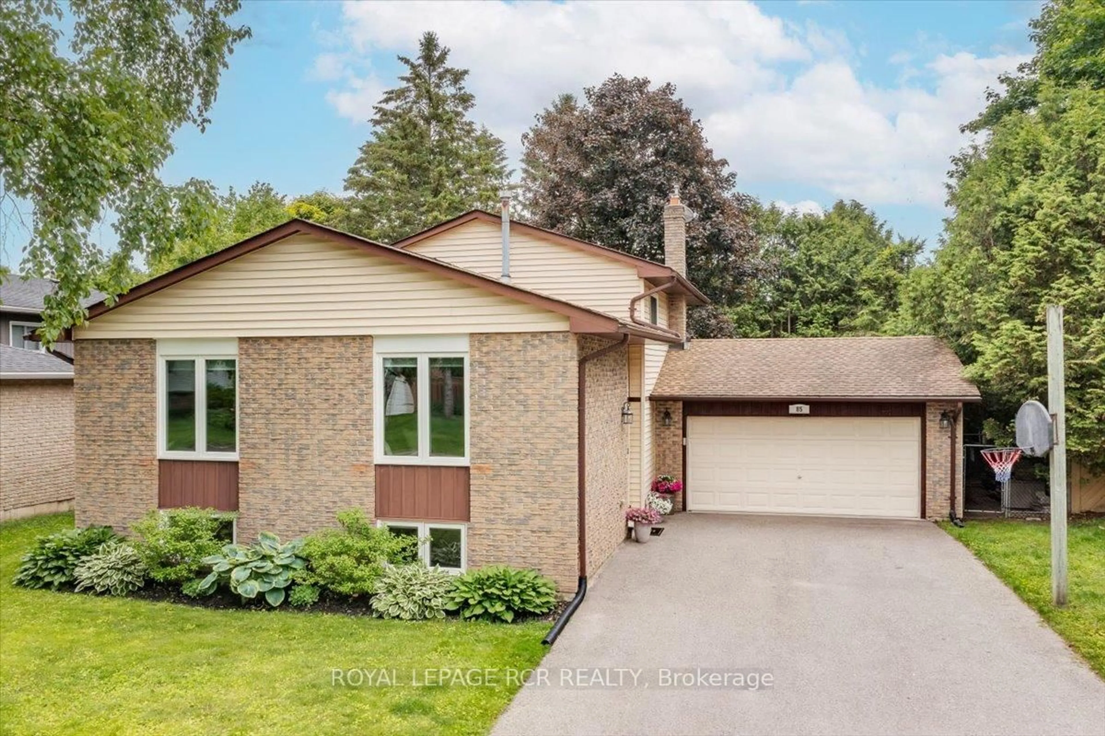 Home with brick exterior material, street for 85 Shannon Rd, East Gwillimbury Ontario L0G 1M0