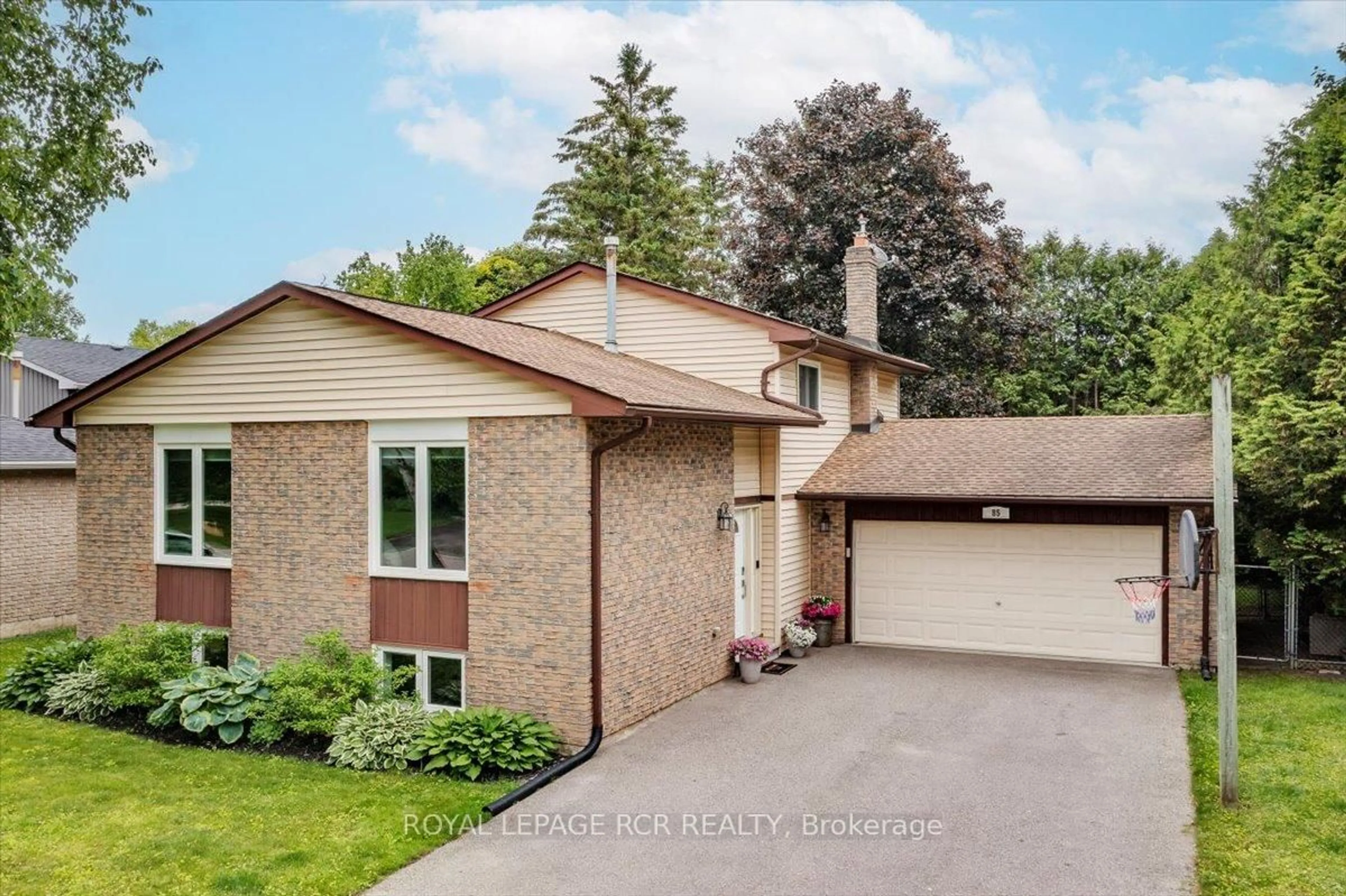 Home with brick exterior material, street for 85 Shannon Rd, East Gwillimbury Ontario L0G 1M0