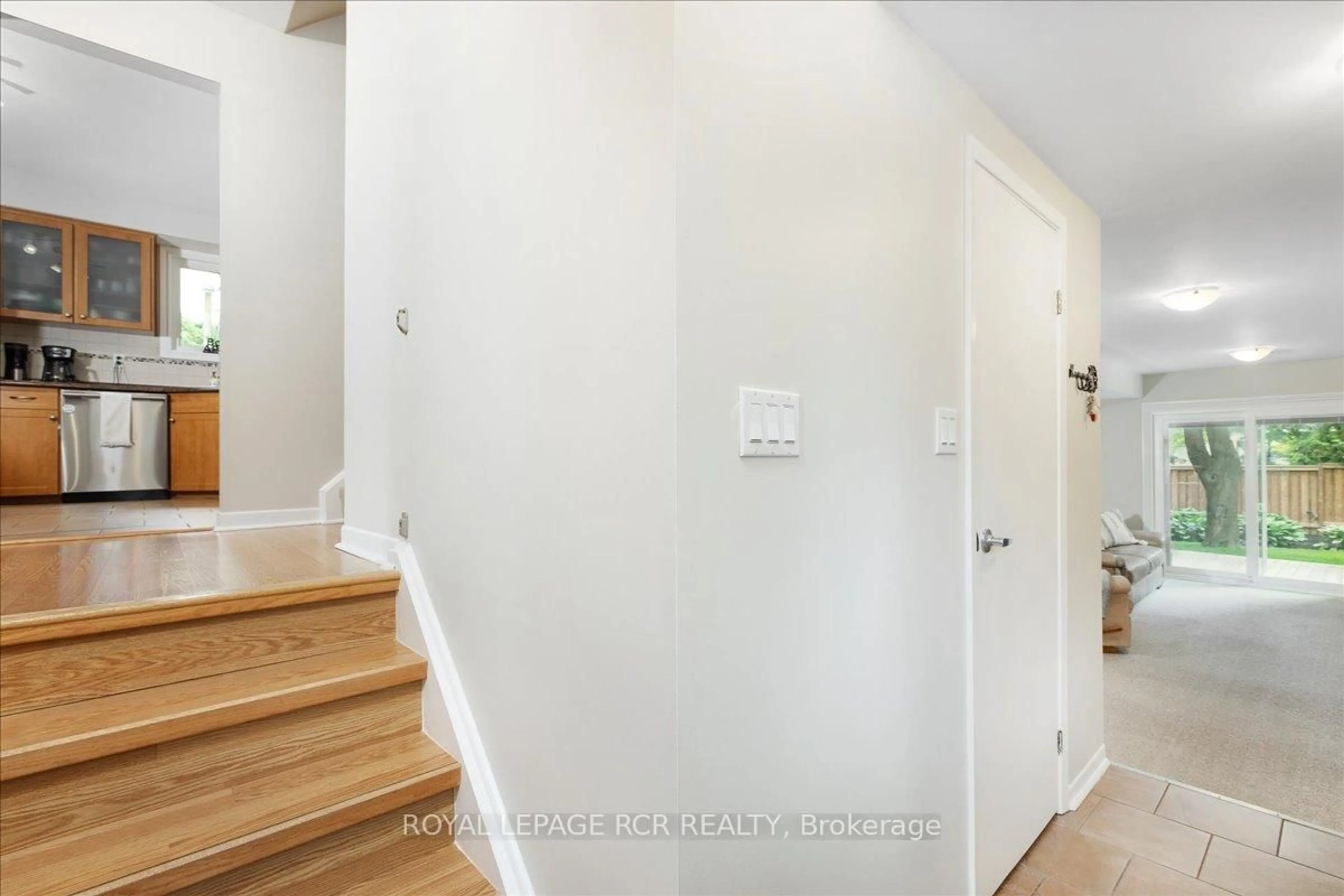 Indoor entryway for 85 Shannon Rd, East Gwillimbury Ontario L0G 1M0