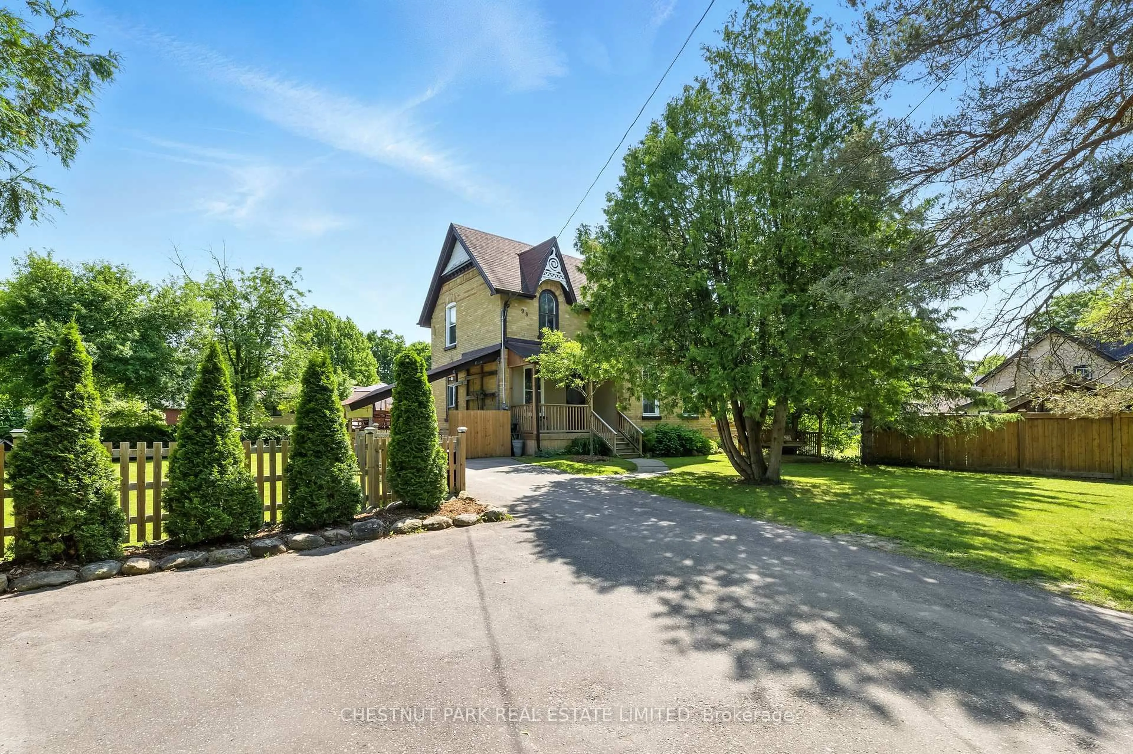 A pic from outside/outdoor area/front of a property/back of a property/a pic from drone, street for 98 Reach St, Uxbridge Ontario L9P 1L3
