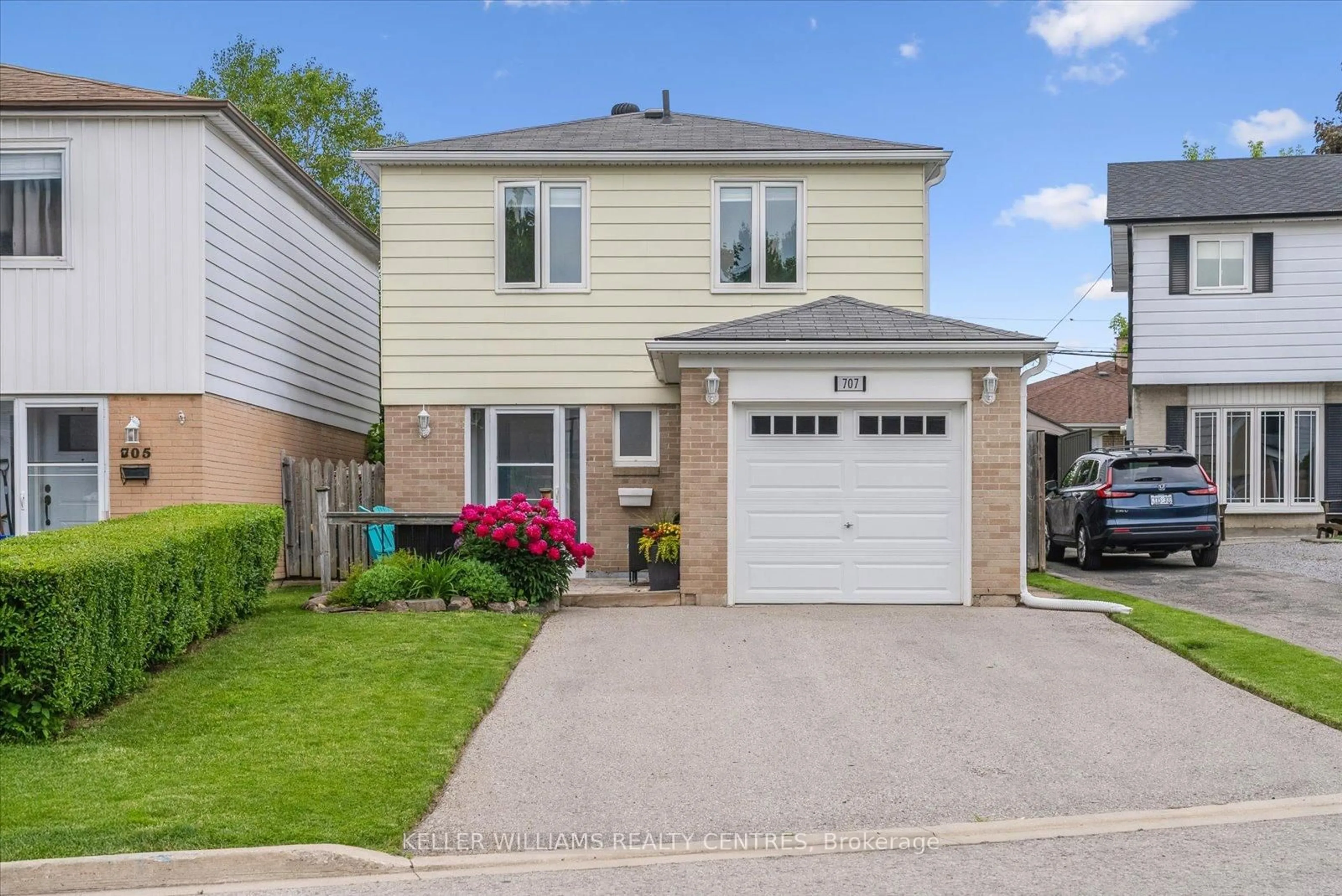 Home with vinyl exterior material, street for 707 Jackson Crt, Newmarket Ontario L3Y 5A5
