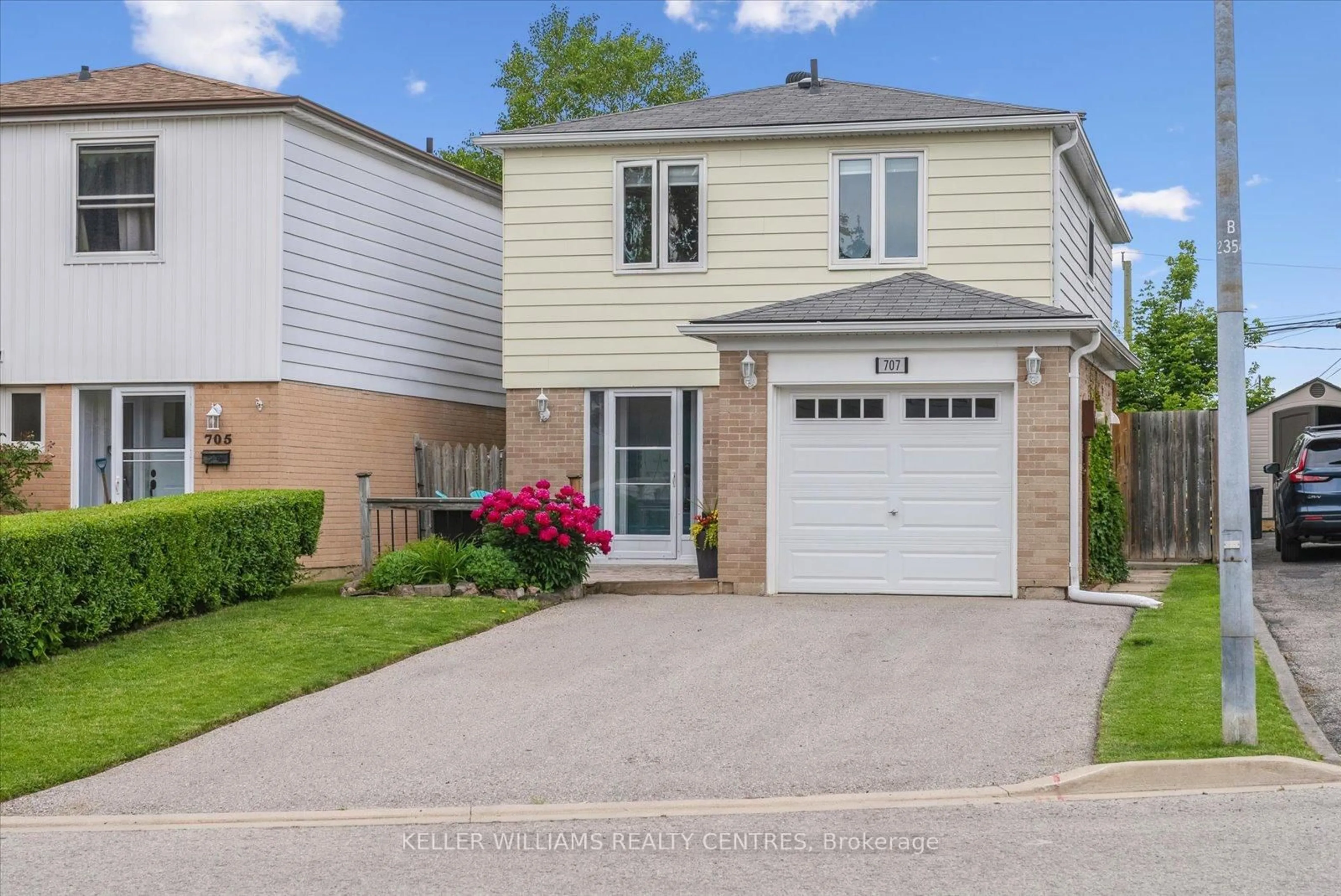 Home with vinyl exterior material, street for 707 Jackson Crt, Newmarket Ontario L3Y 5A5