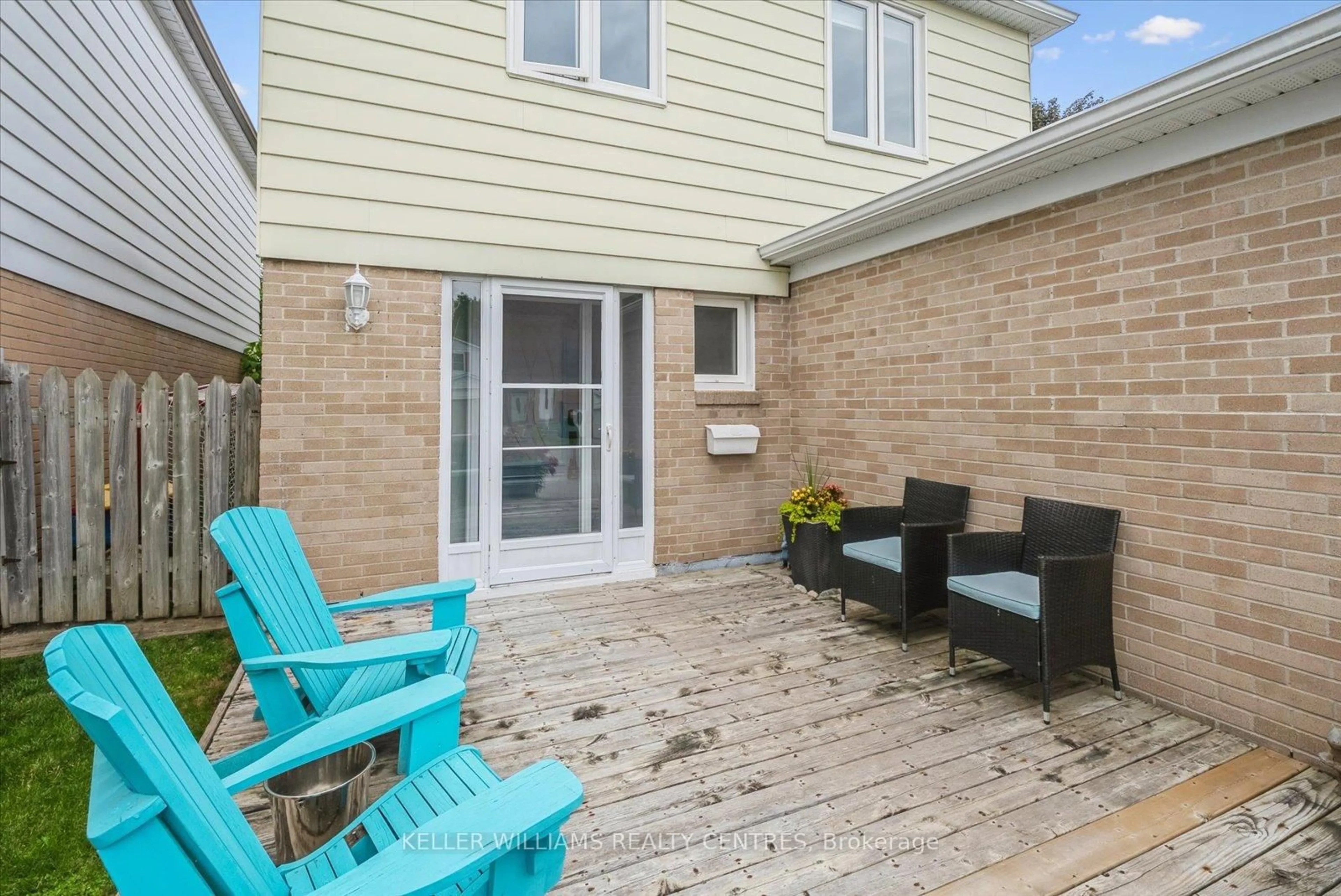 Patio, street for 707 Jackson Crt, Newmarket Ontario L3Y 5A5