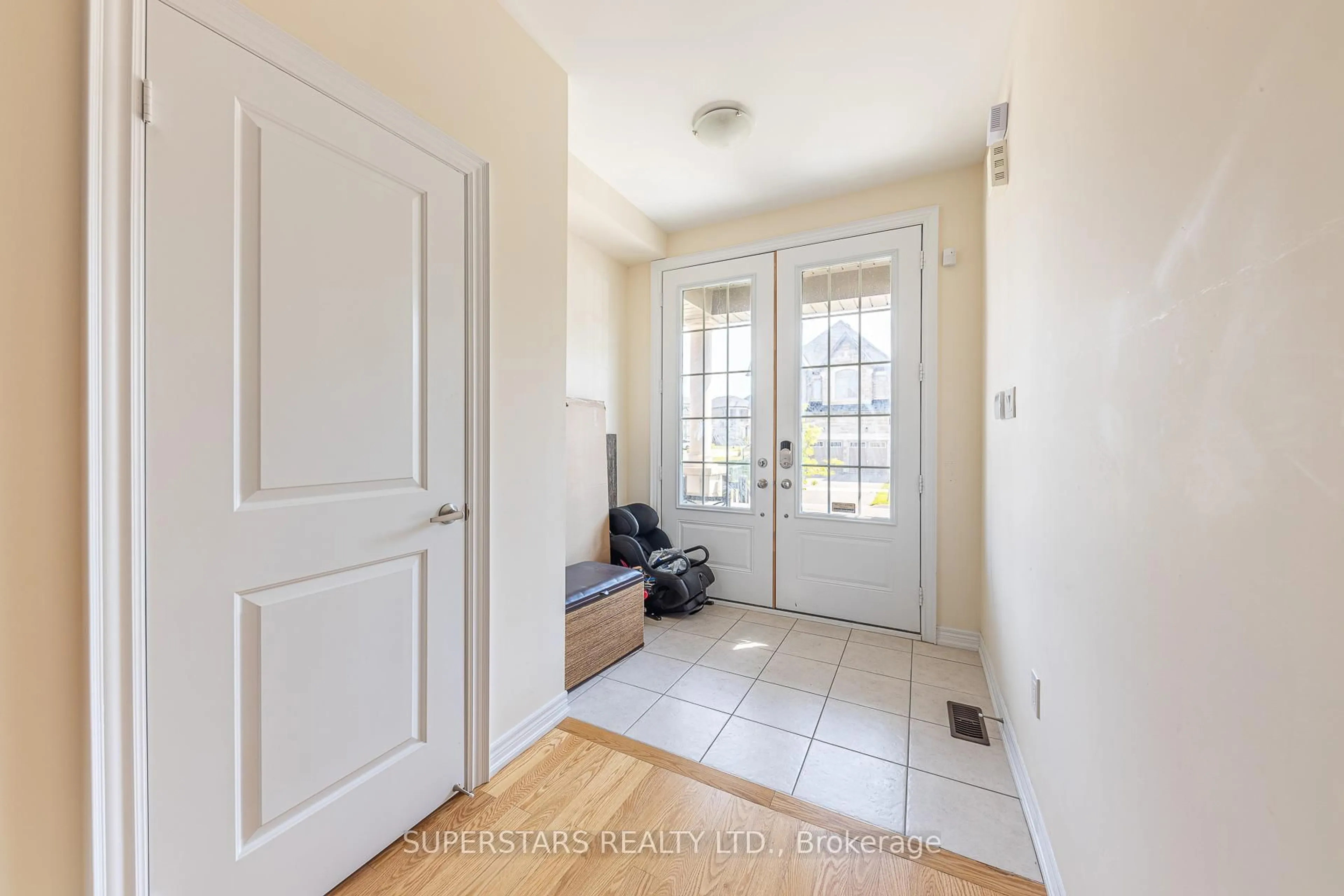 Indoor entryway for 72 Duggan St, Aurora Ontario L4G 6J1