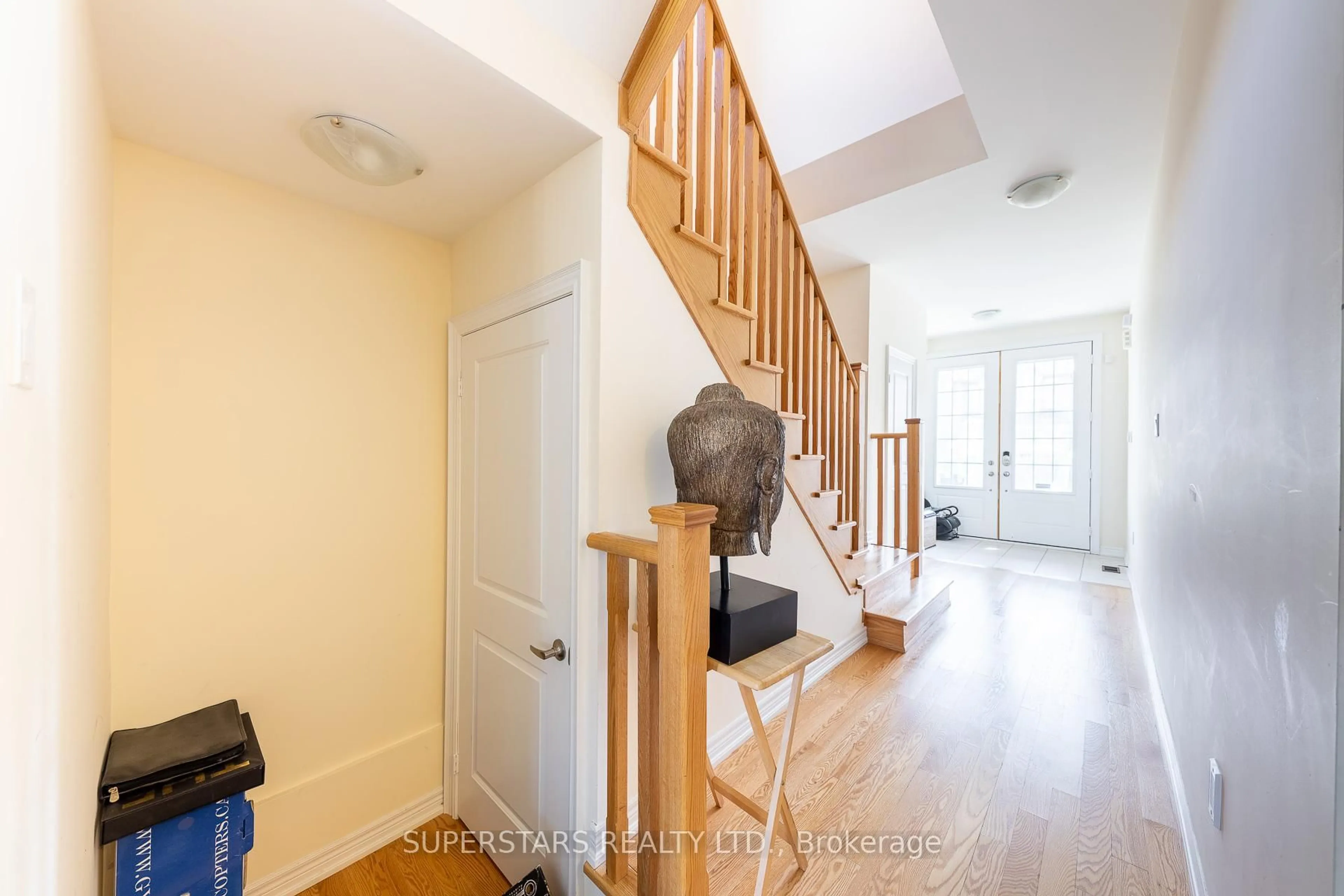Indoor entryway for 72 Duggan St, Aurora Ontario L4G 6J1