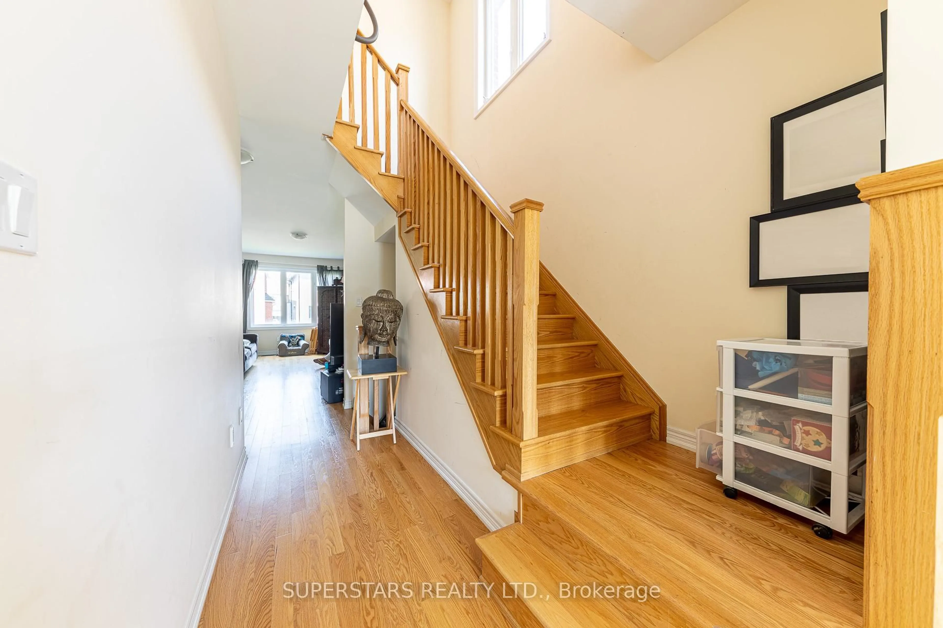 Unknown for 72 Duggan St, Aurora Ontario L4G 6J1