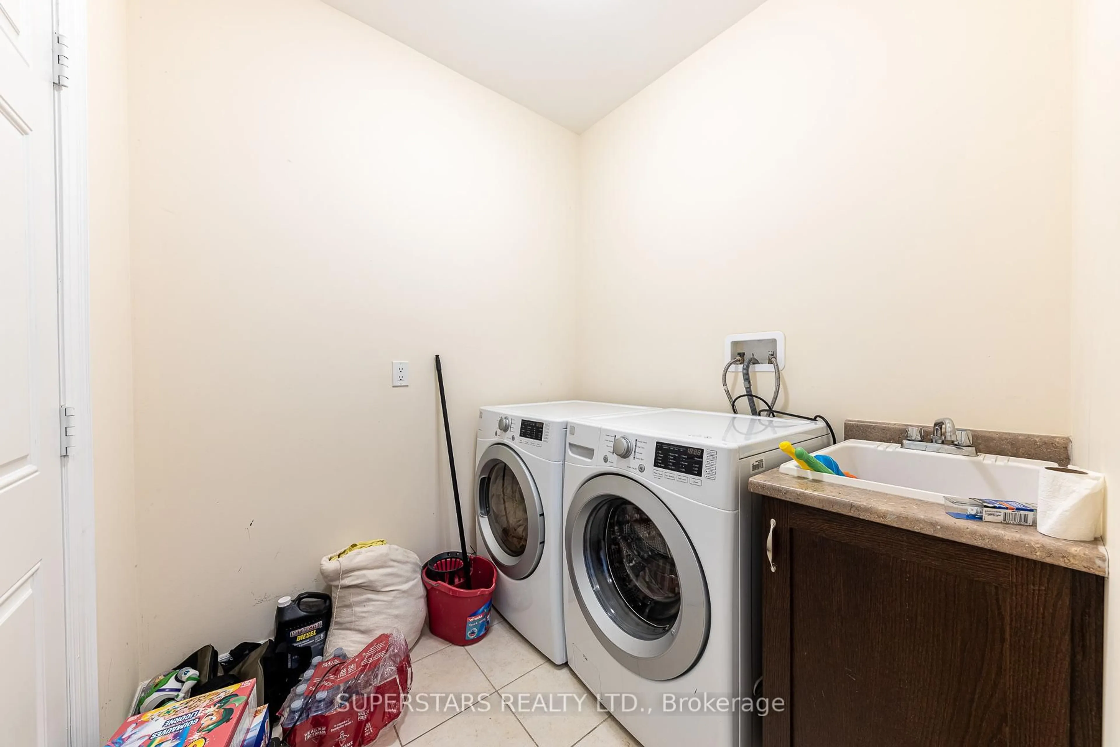 Laundry room for 72 Duggan St, Aurora Ontario L4G 6J1