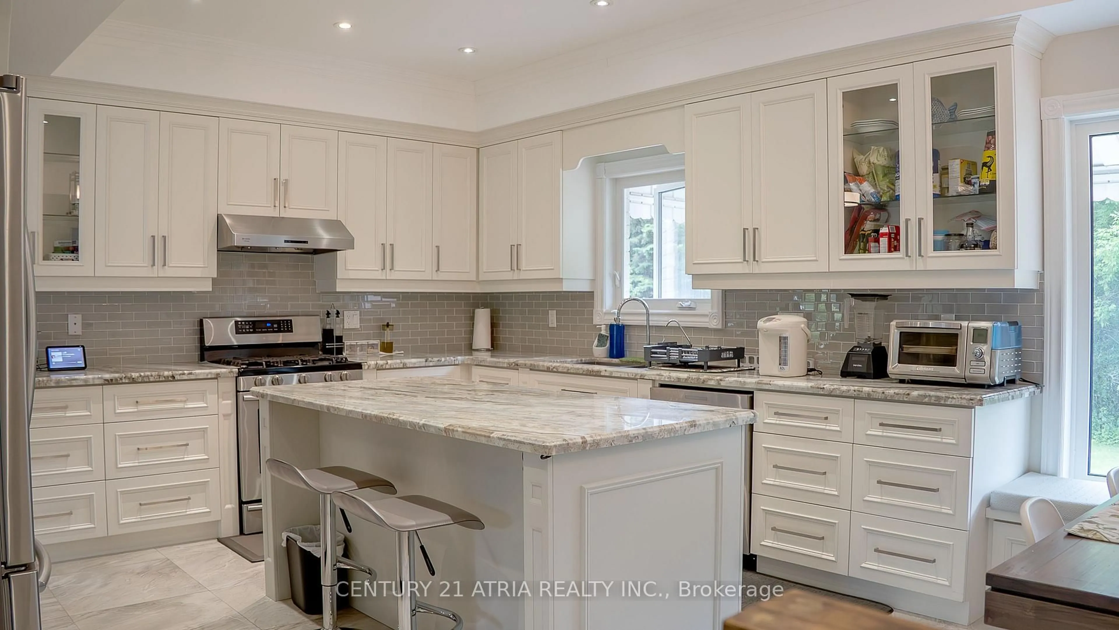 Open concept kitchen, ceramic/tile floor for 2 Norwich Dr, Markham Ontario L3P 6R9