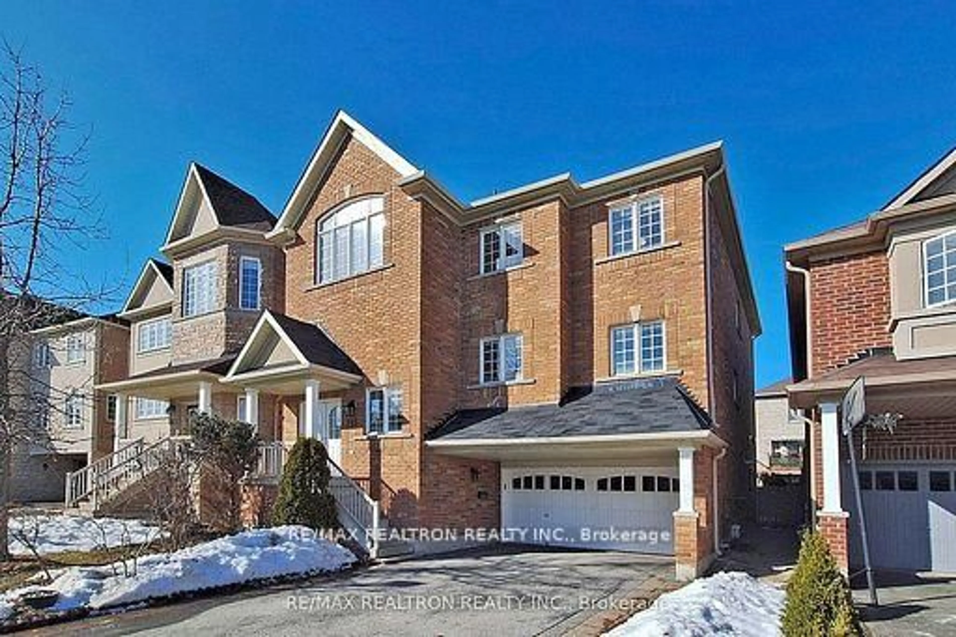 Home with brick exterior material, street for 215 Woodspring Ave, Newmarket Ontario L3X 3J4