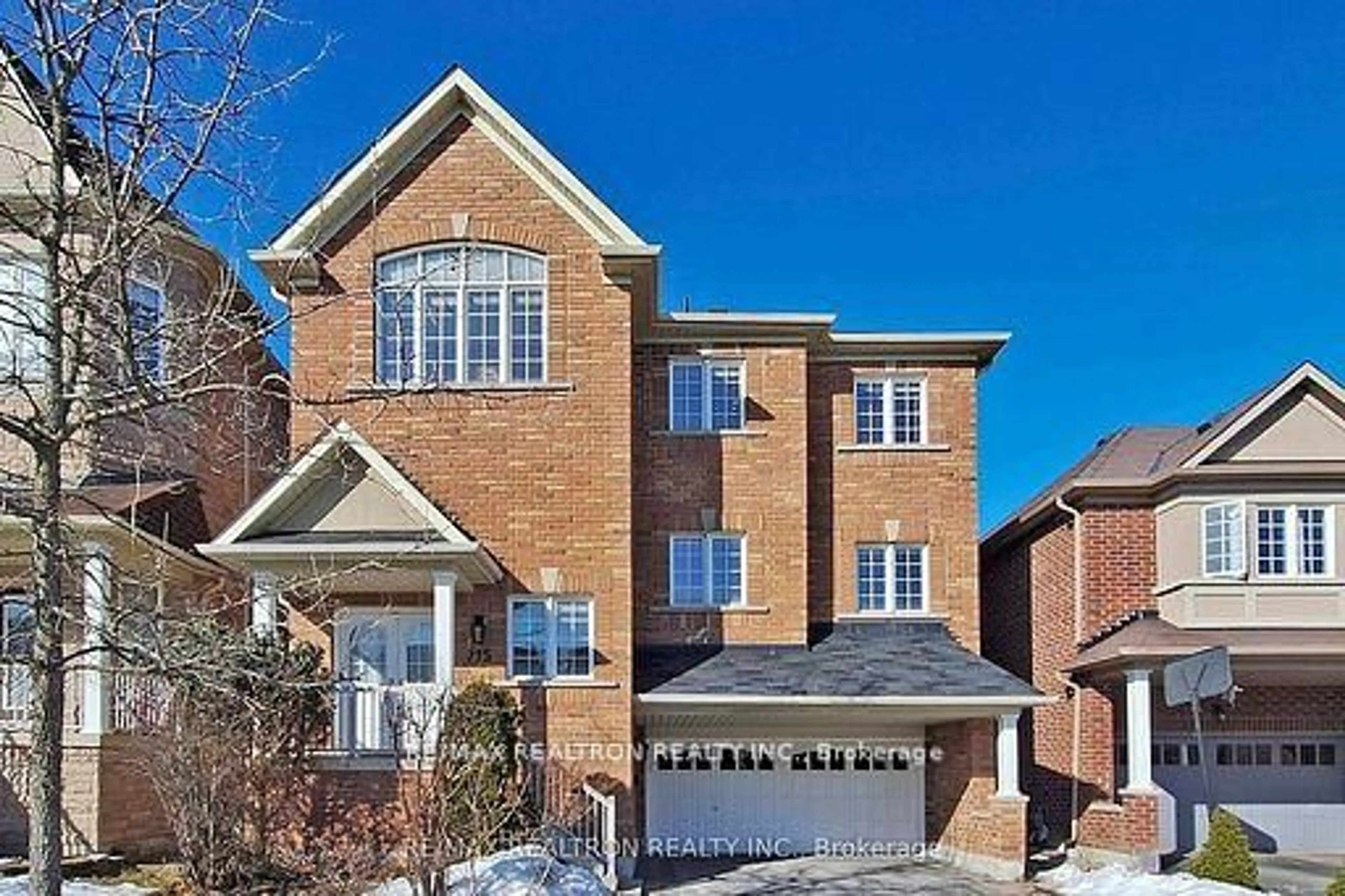 Home with brick exterior material, street for 215 Woodspring Ave, Newmarket Ontario L3X 3J4