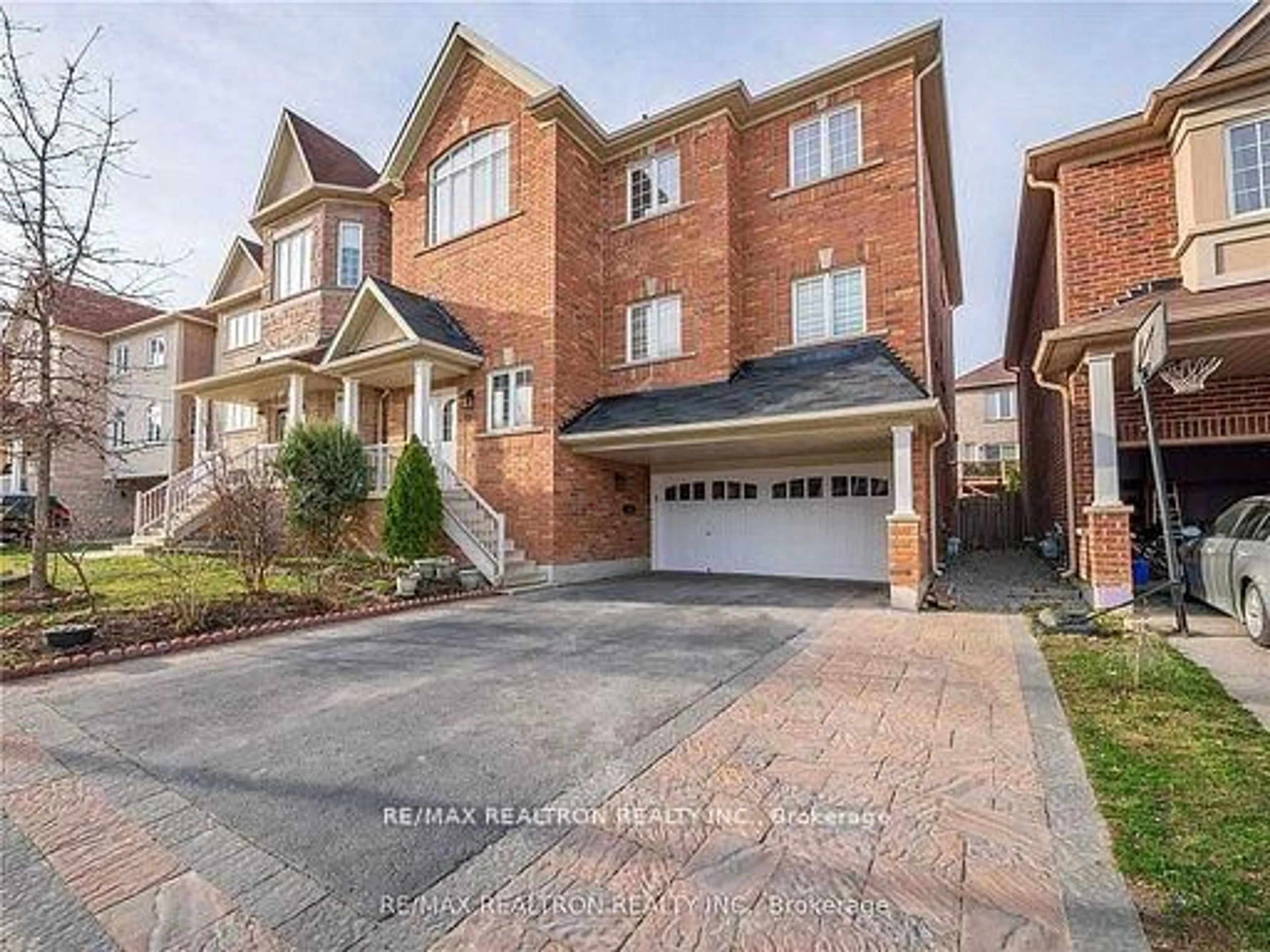 Home with brick exterior material, street for 215 Woodspring Ave, Newmarket Ontario L3X 3J4
