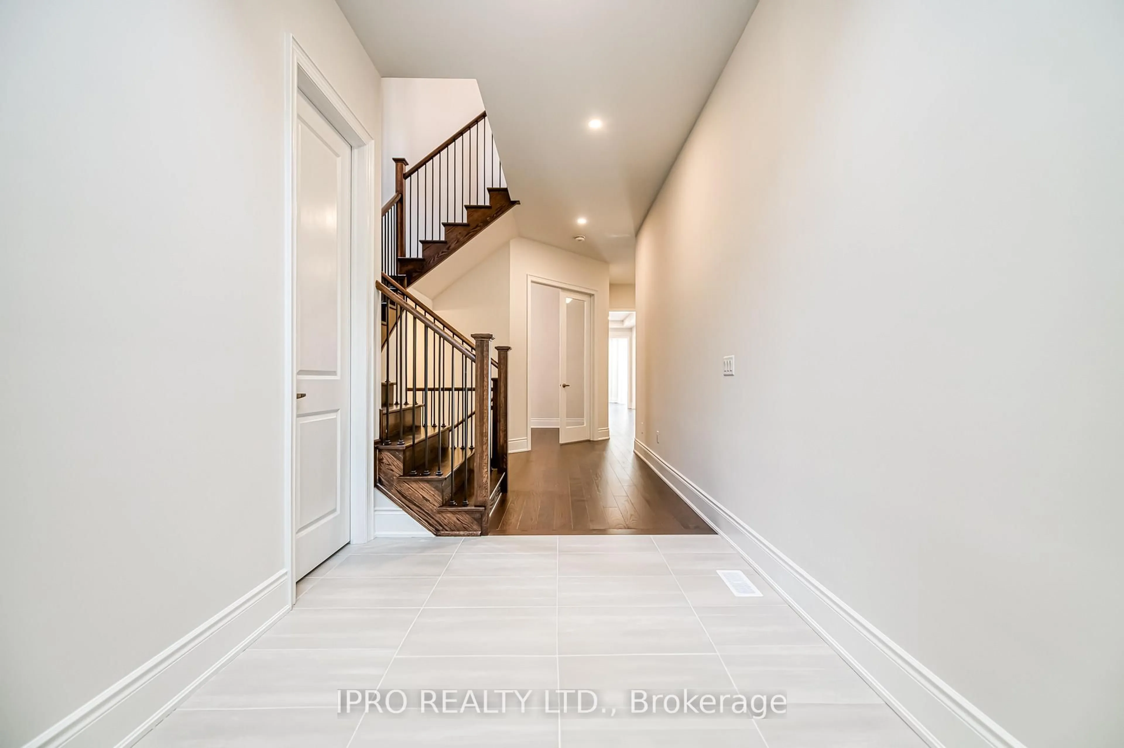 Indoor entryway for 160 Winthrop Cres, Vaughan Ontario L3L 0G9