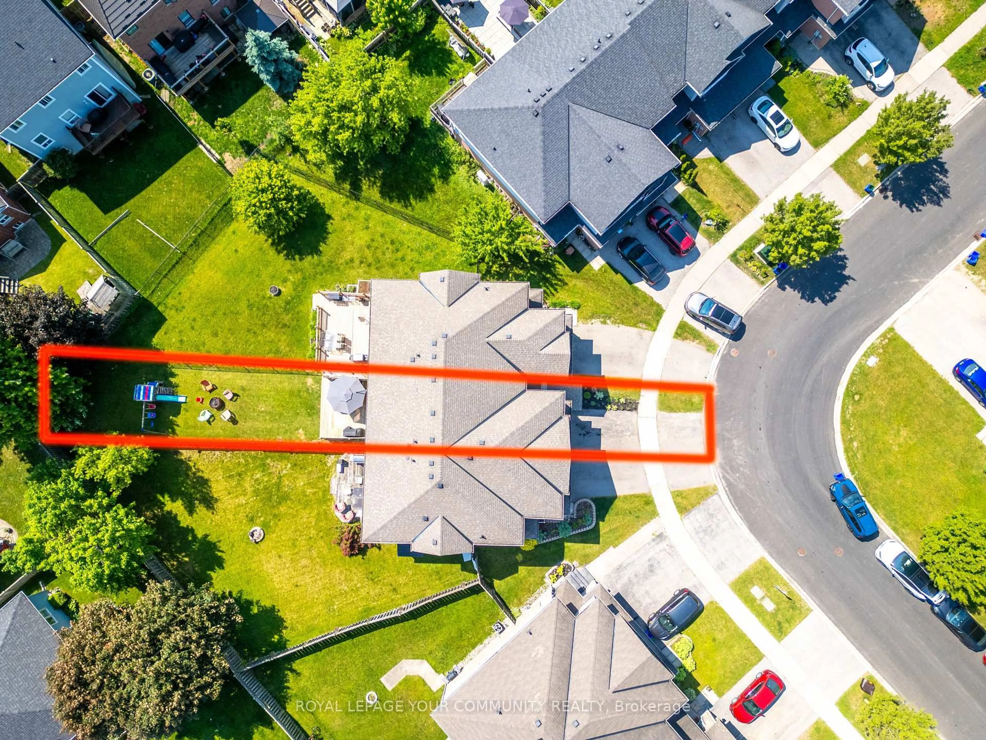 A pic from outside/outdoor area/front of a property/back of a property/a pic from drone, street for 81 Crittenden Dr, Georgina Ontario L4P 4E3