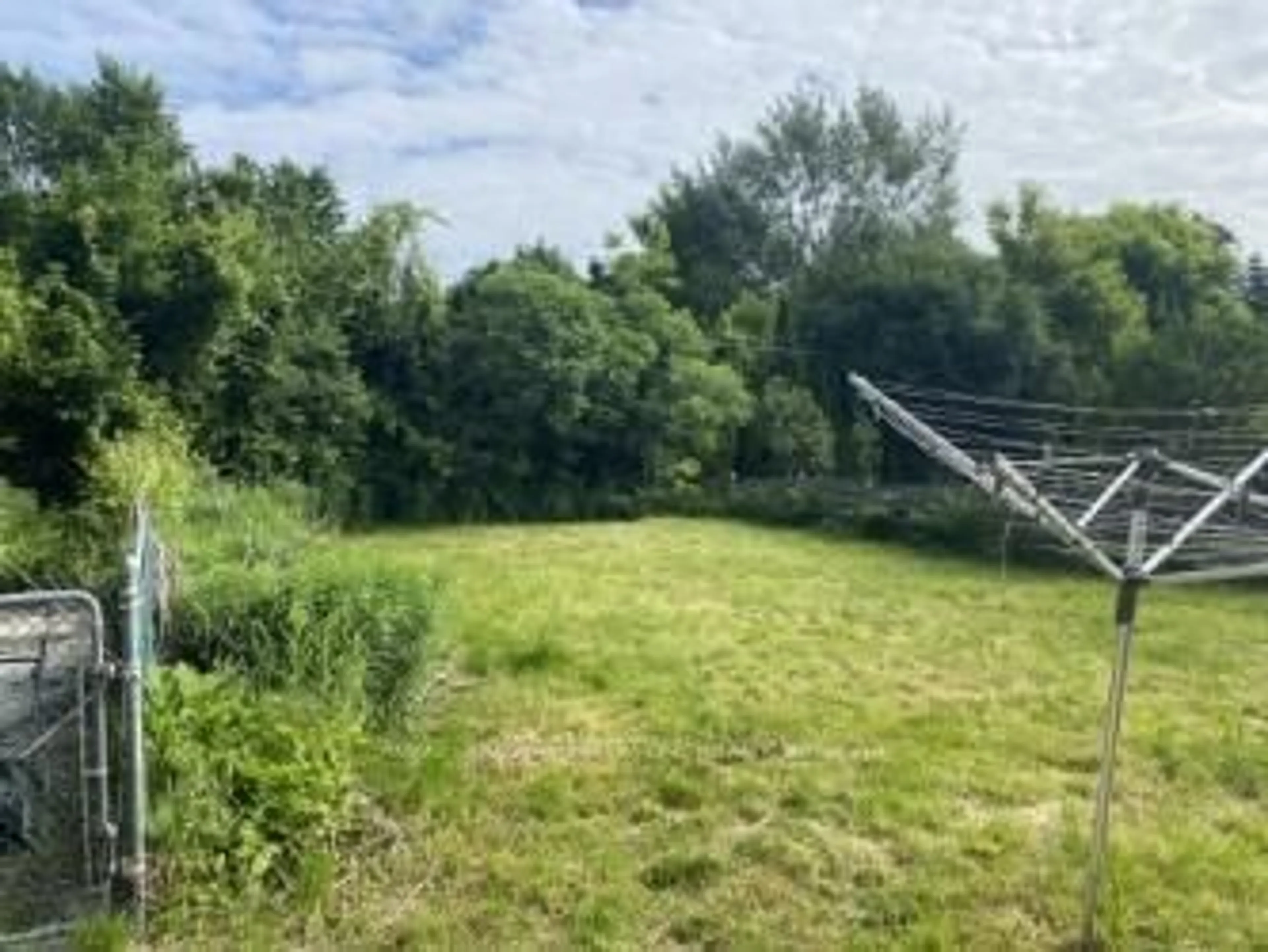 A pic from outside/outdoor area/front of a property/back of a property/a pic from drone, forest/trees view for 142 Kingslynn Dr, King Ontario L7B 1H1