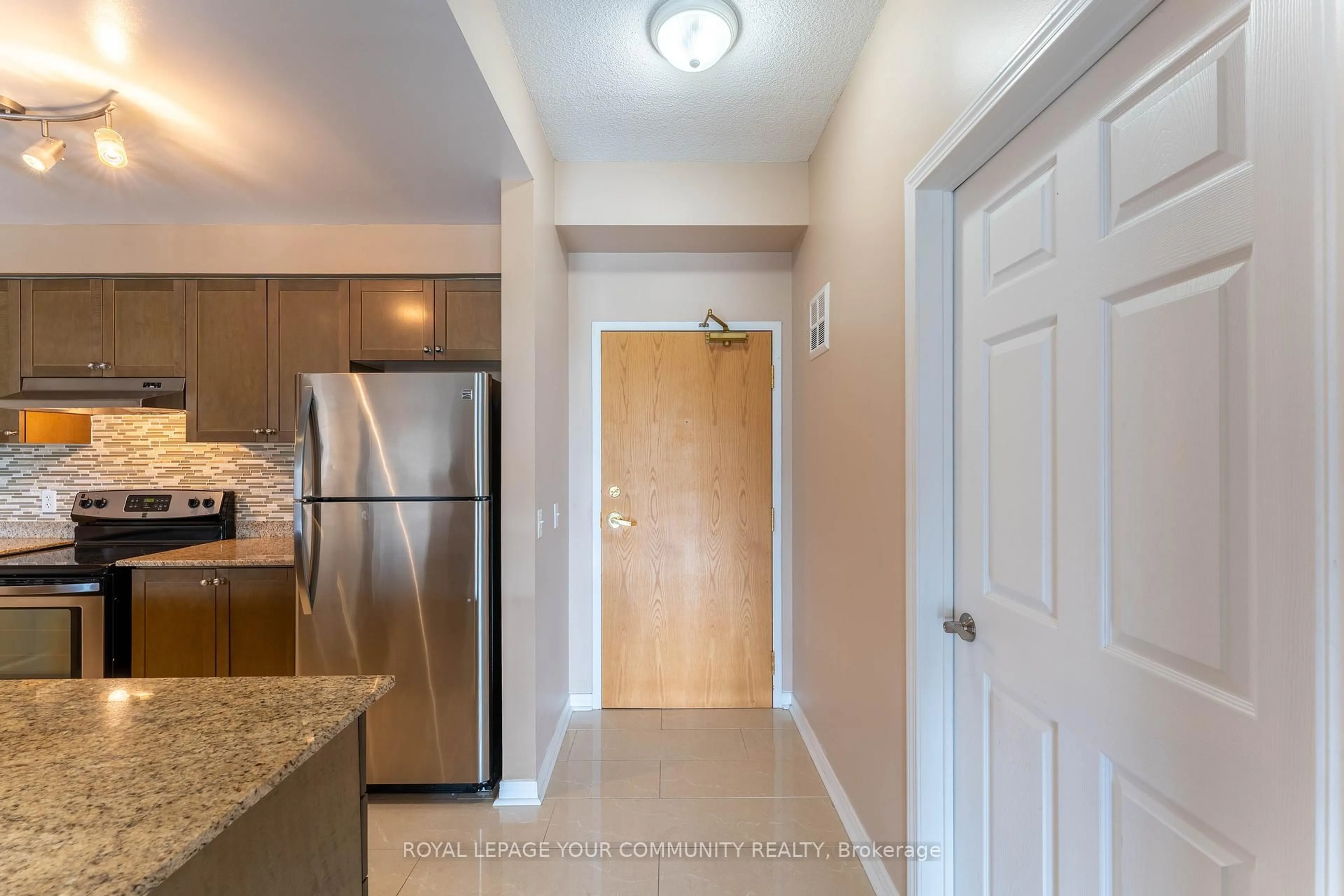 Standard kitchen, unknown for 1 Maison Parc Crt #619, Vaughan Ontario L4J 9K1