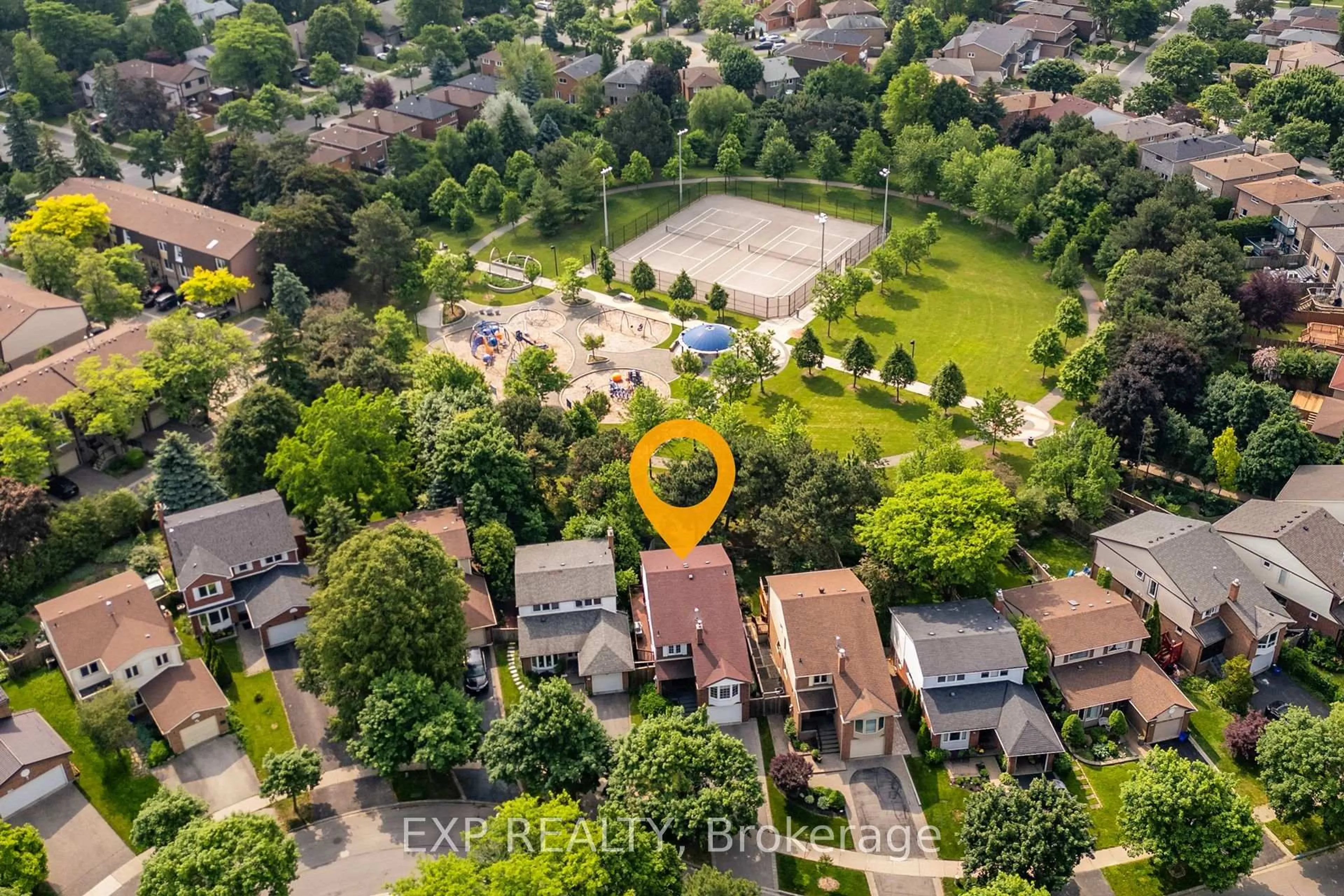 A pic from outside/outdoor area/front of a property/back of a property/a pic from drone, street for 204 Stephen St, Richmond Hill Ontario L4C 5P1