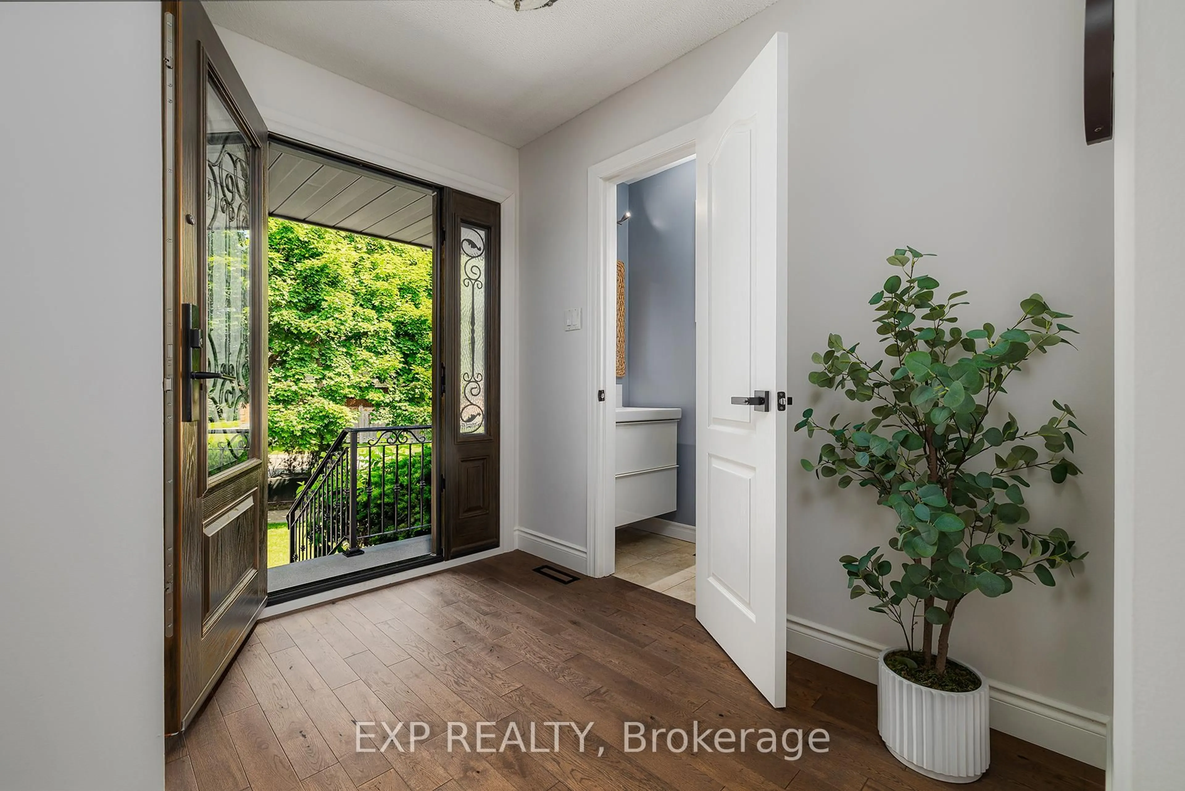 Indoor entryway for 204 Stephen St, Richmond Hill Ontario L4C 5P1