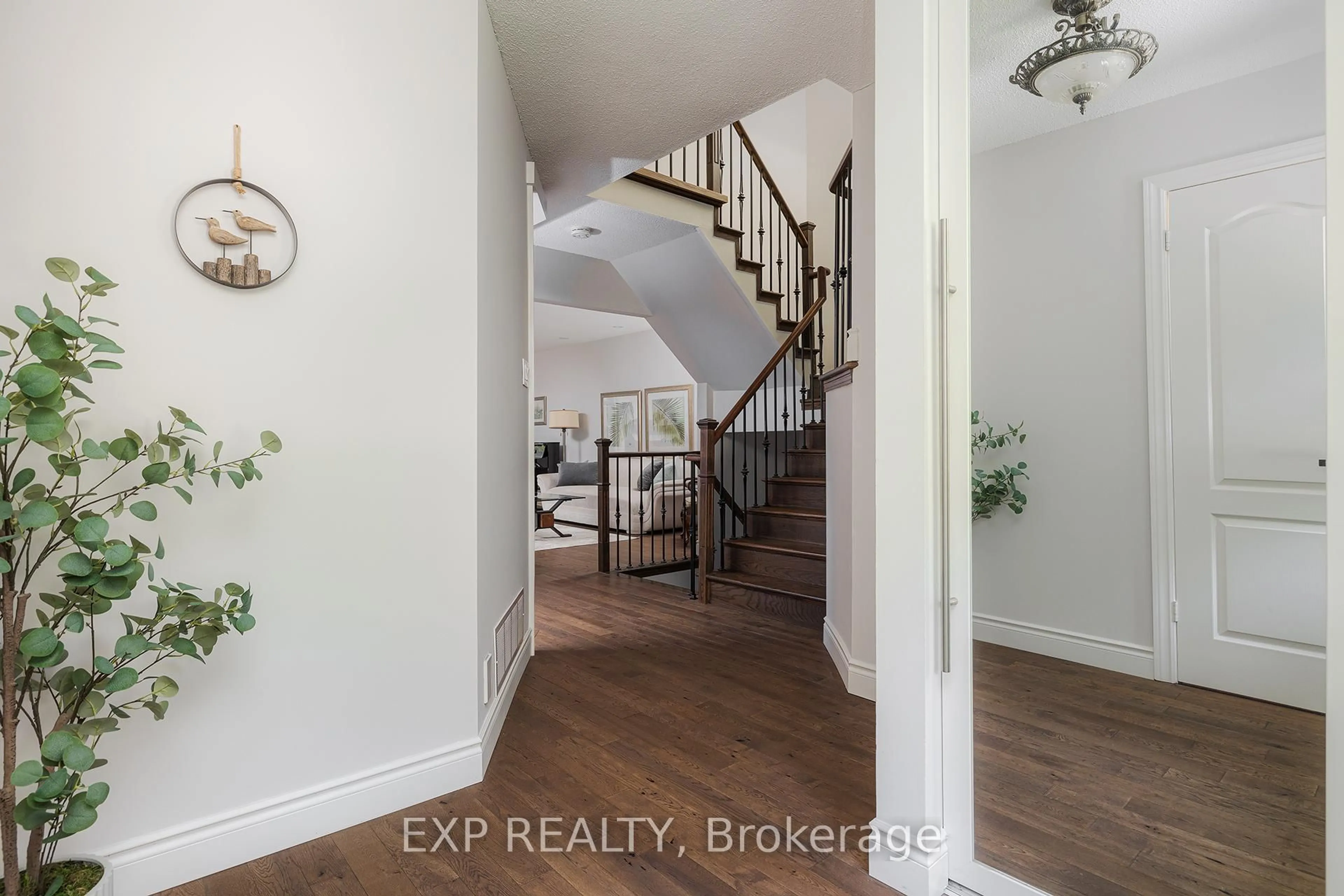 Indoor entryway for 204 Stephen St, Richmond Hill Ontario L4C 5P1