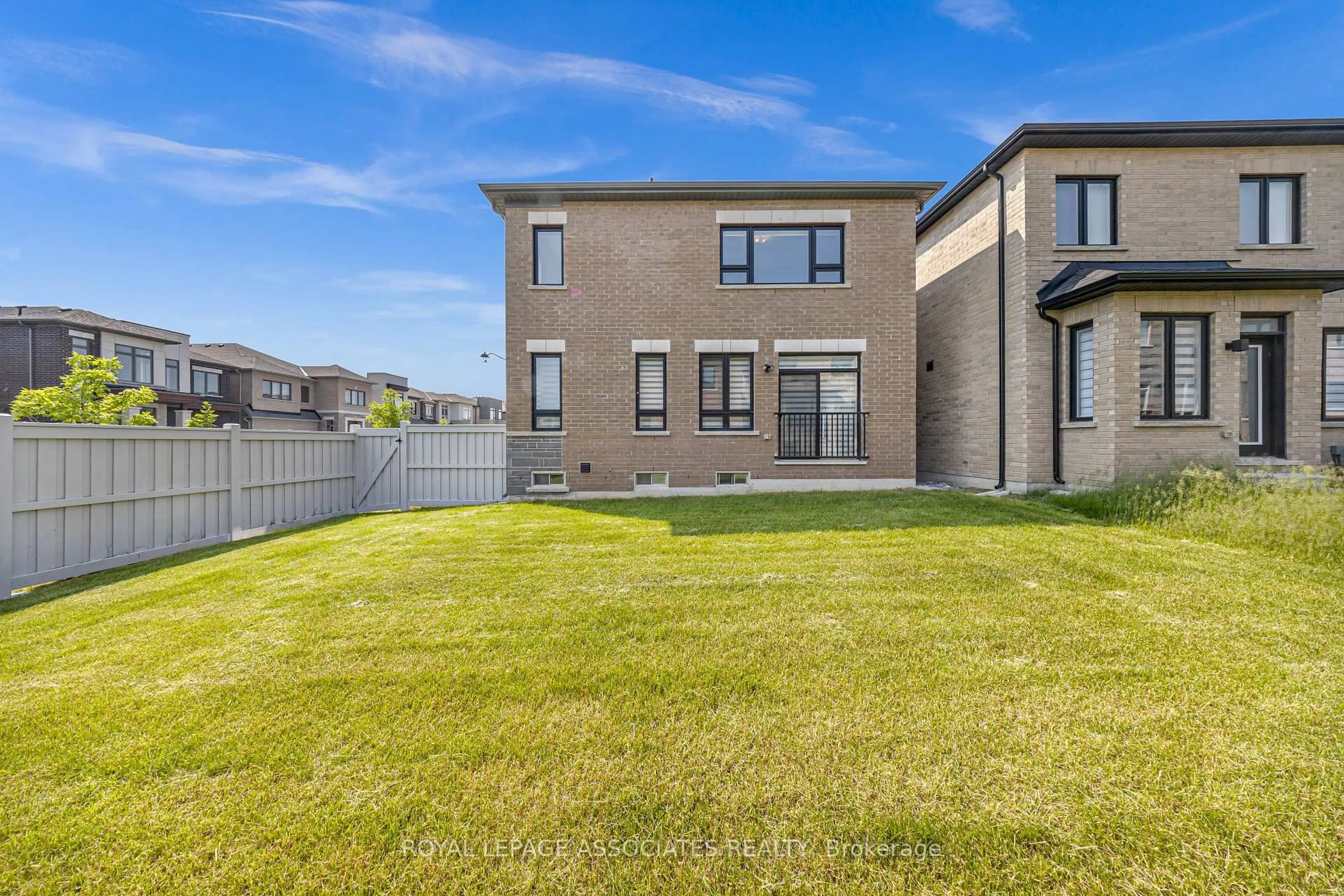 A pic from outside/outdoor area/front of a property/back of a property/a pic from drone, unknown for 375 Boundary Blvd, Whitchurch-Stouffville Ontario L4A 5E2