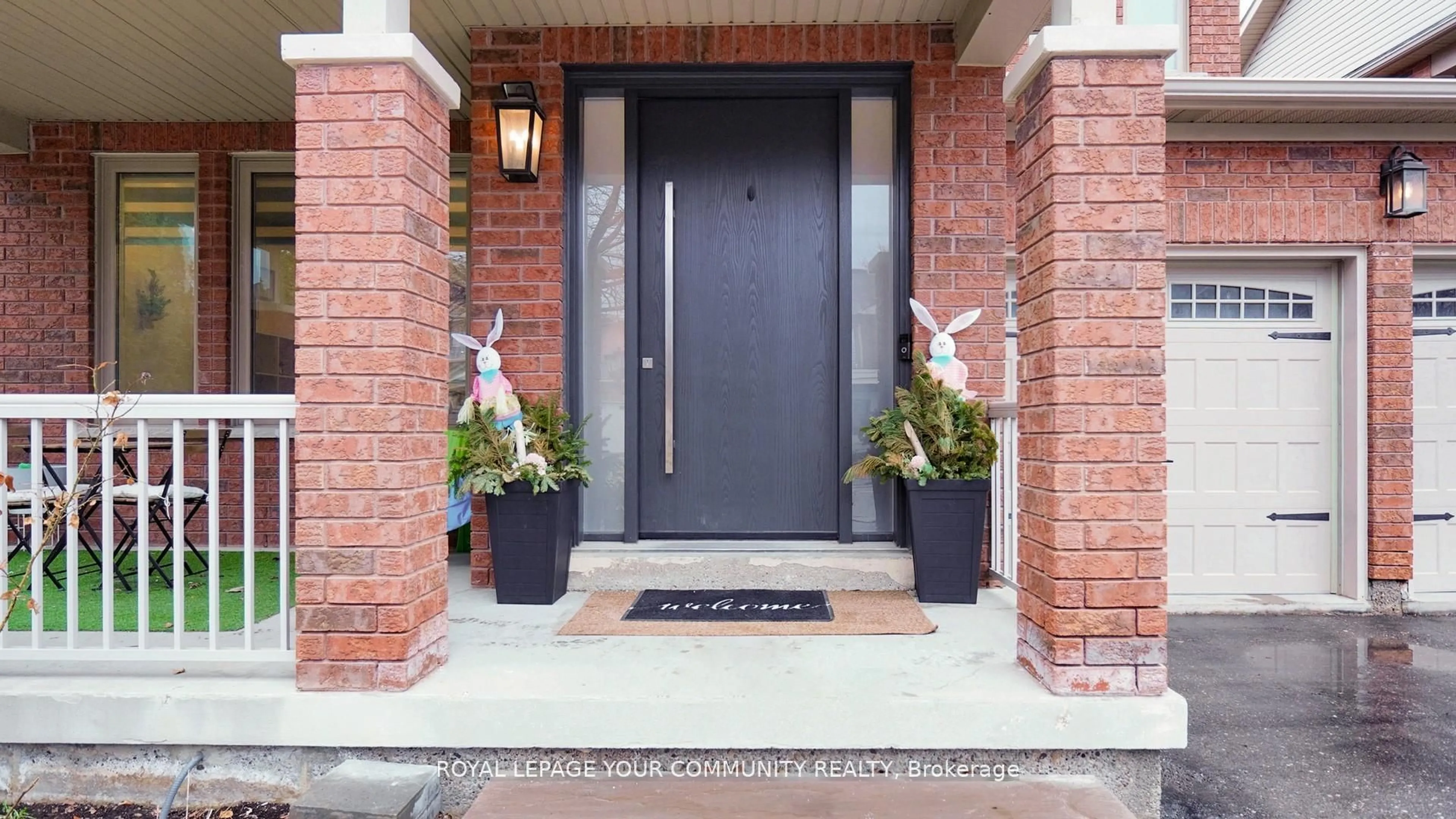 Indoor entryway for 100 Grand Oak Dr, Richmond Hill Ontario L4E 4A6