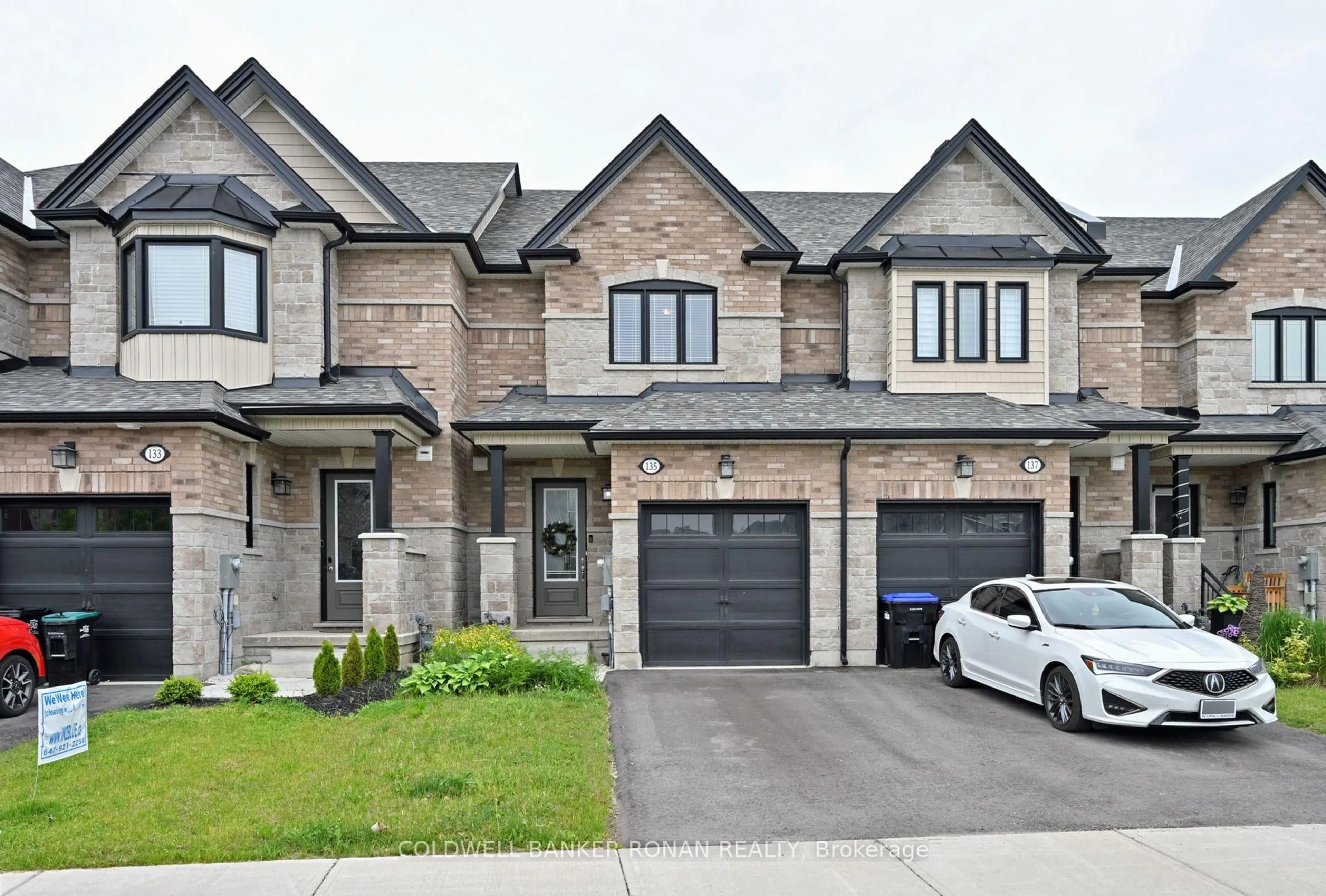 Home with brick exterior material, street for 135 Walker Blvd, New Tecumseth Ontario L9R 0R2