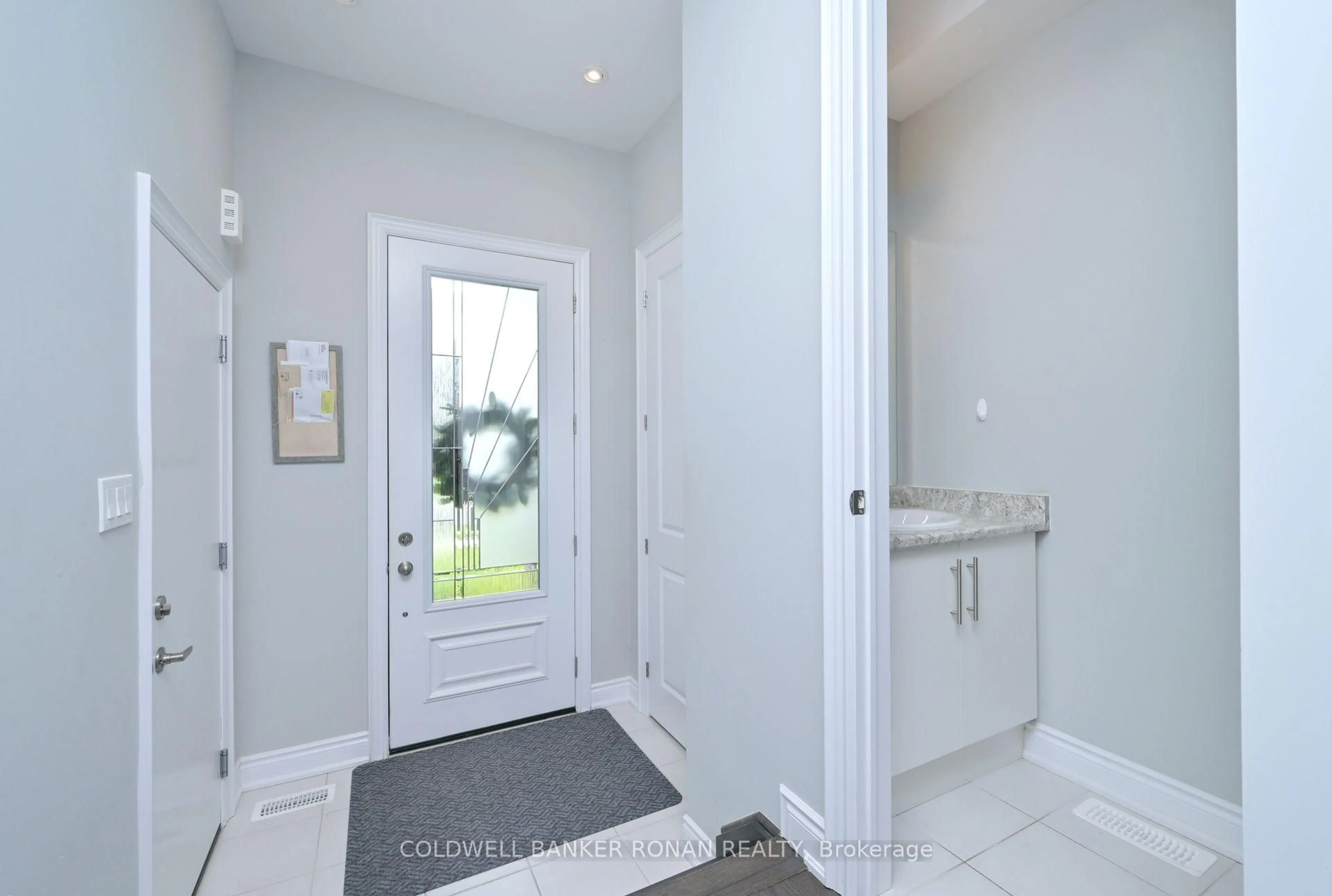 Indoor entryway for 135 Walker Blvd, New Tecumseth Ontario L9R 0R2
