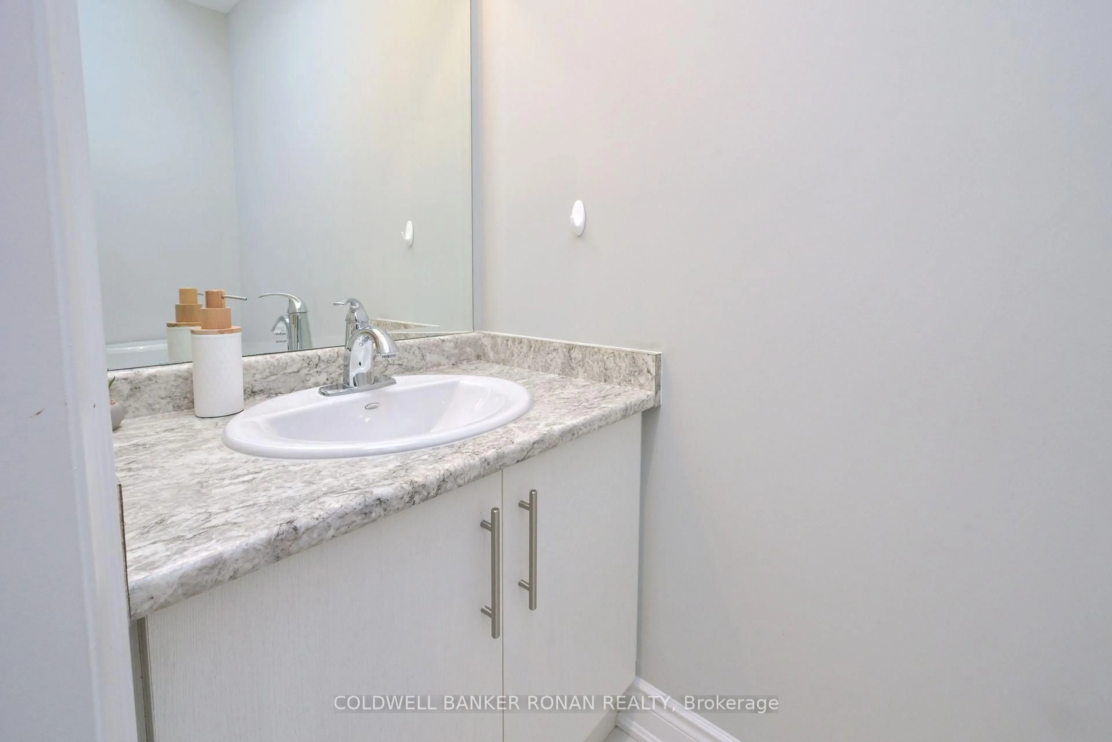 Standard bathroom, ceramic/tile floor for 135 Walker Blvd, New Tecumseth Ontario L9R 0R2