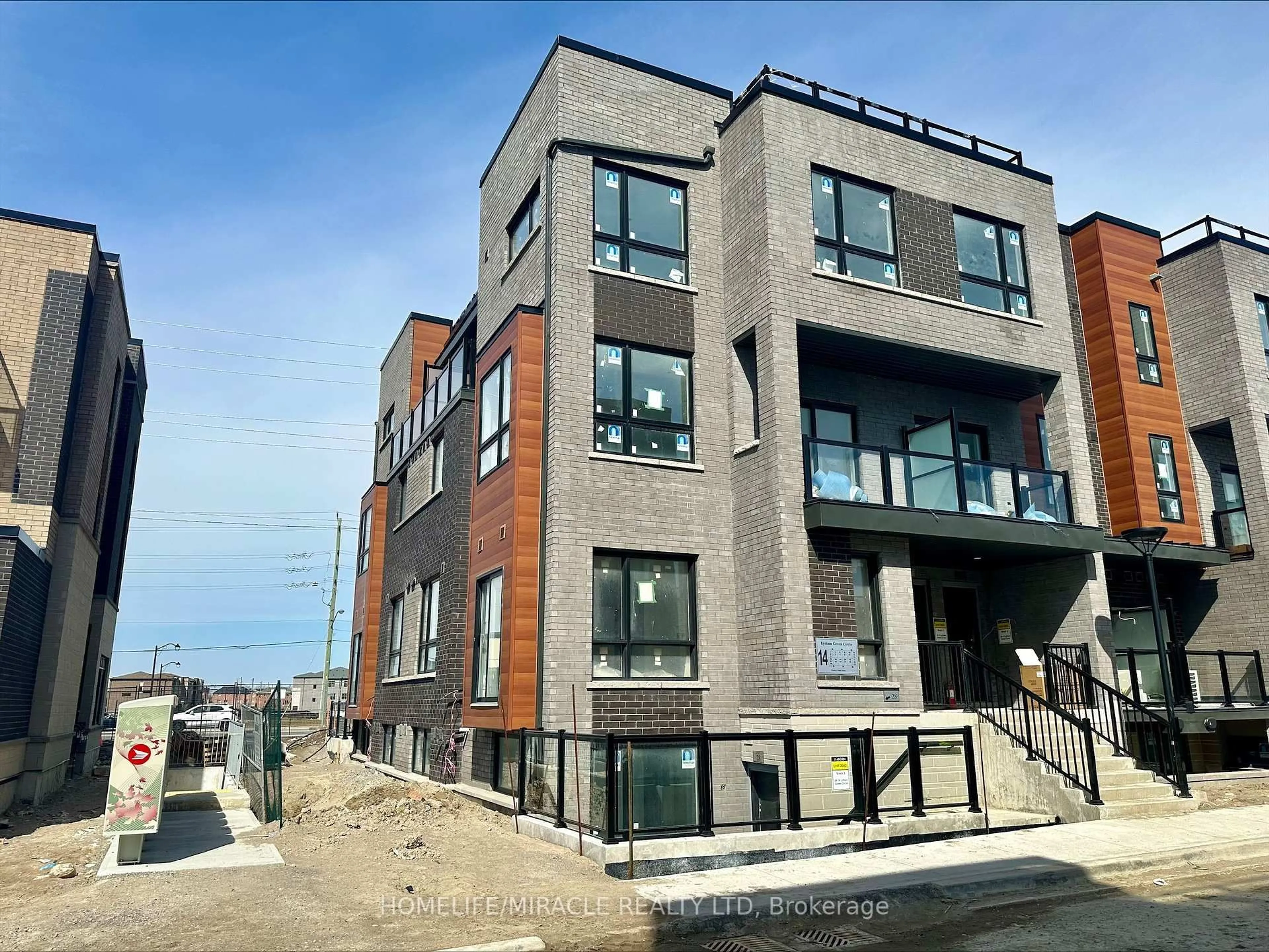 Home with brick exterior material, building for 14 Lytham Green Circ #24, Newmarket Ontario L3Y 4V9