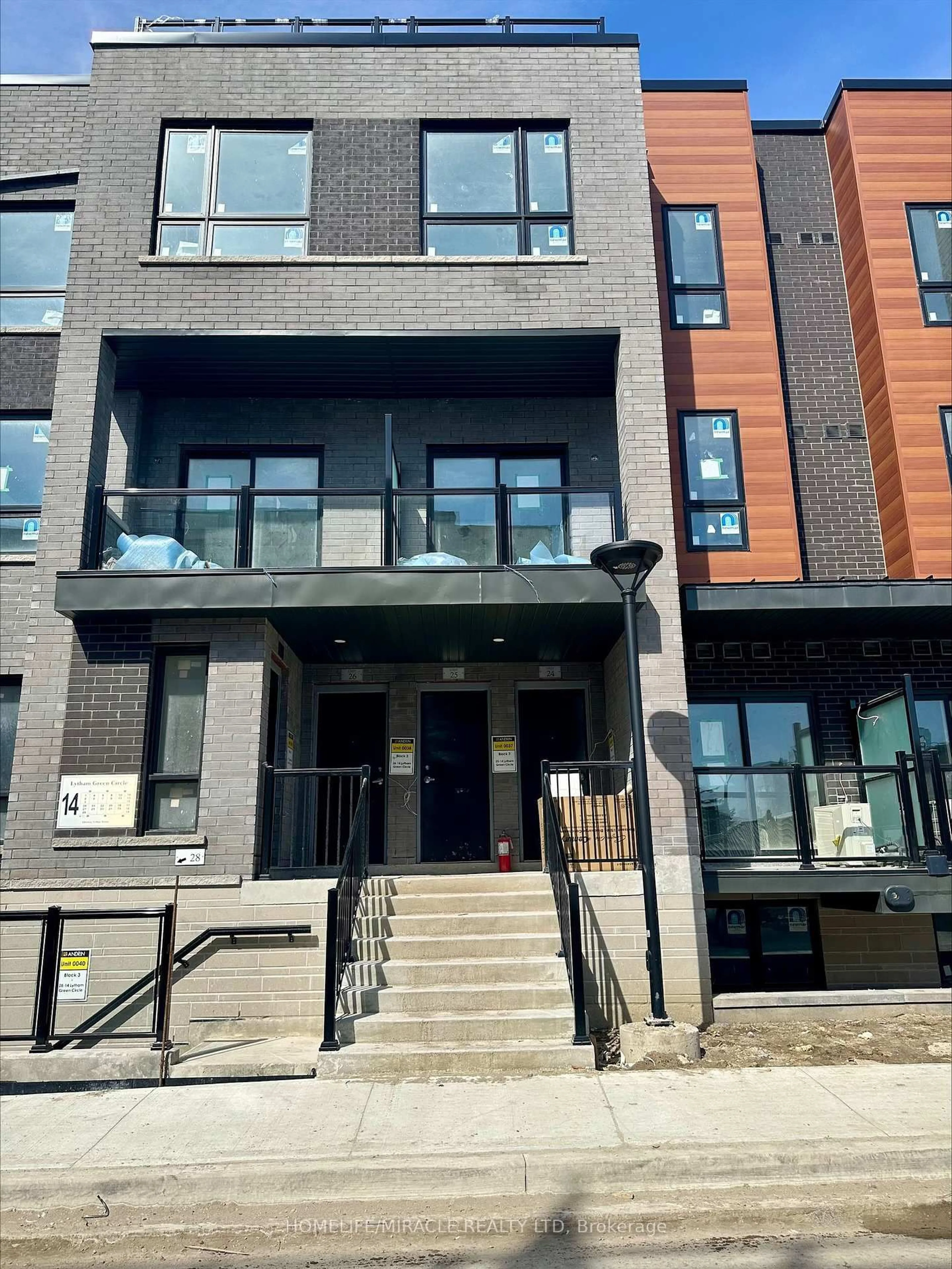 Unknown for 14 Lytham Green Circ #24, Newmarket Ontario L3Y 4V9