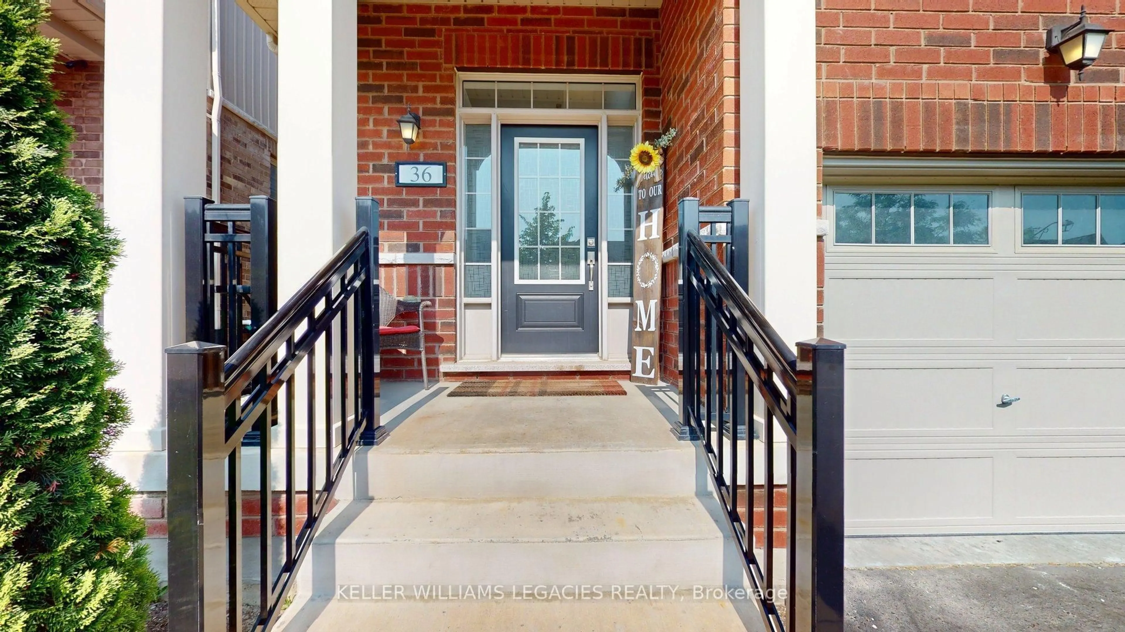 Indoor foyer for 36 Donnan Dr, New Tecumseth Ontario L0G 1W0