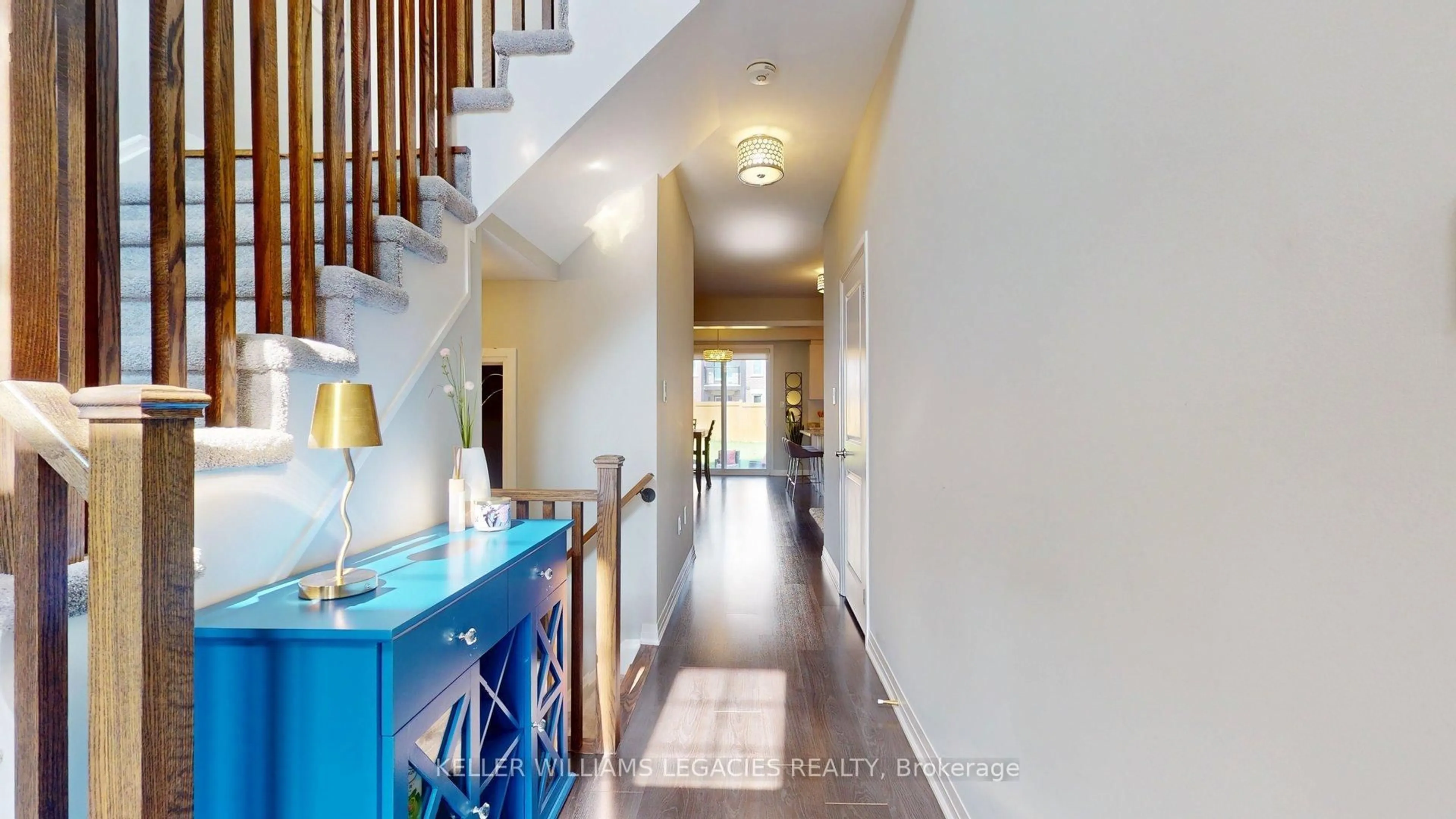 Indoor foyer for 36 Donnan Dr, New Tecumseth Ontario L0G 1W0