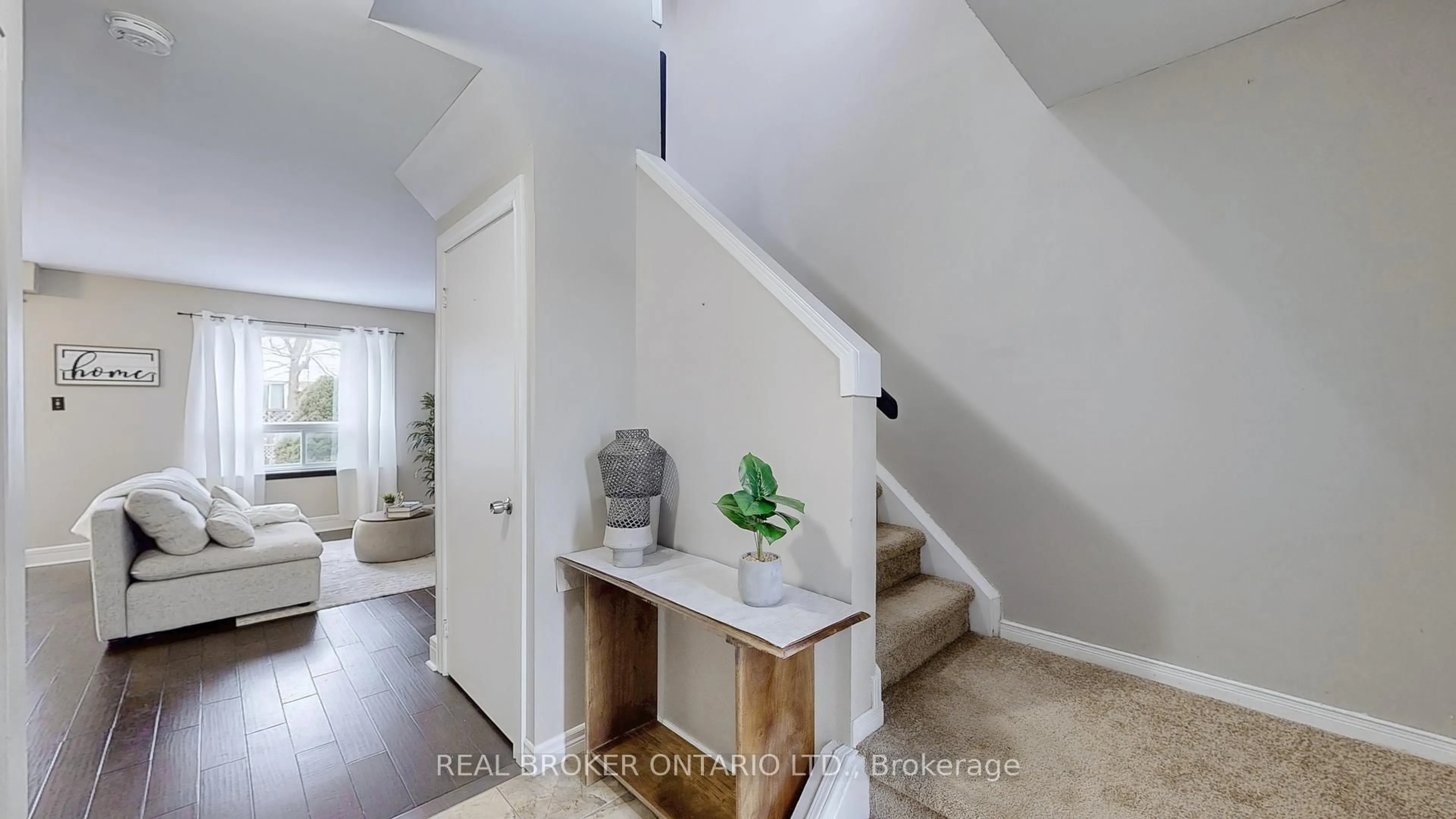 Indoor entryway for 1200 Inniswood St, Innisfil Ontario L9S 1X7