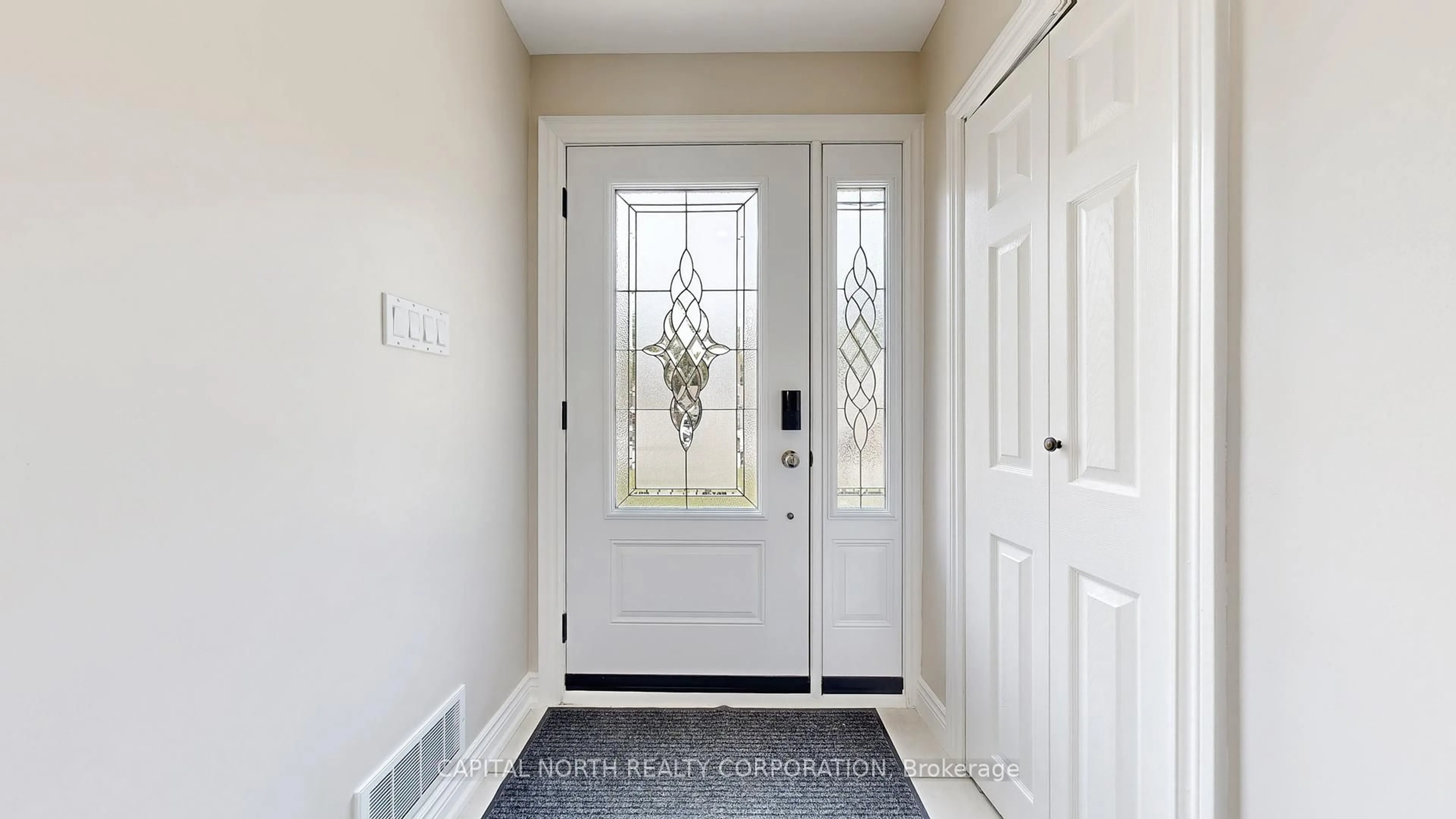 Indoor entryway for 85 Lawrence Ave, Richmond Hill Ontario L4C 1Z2