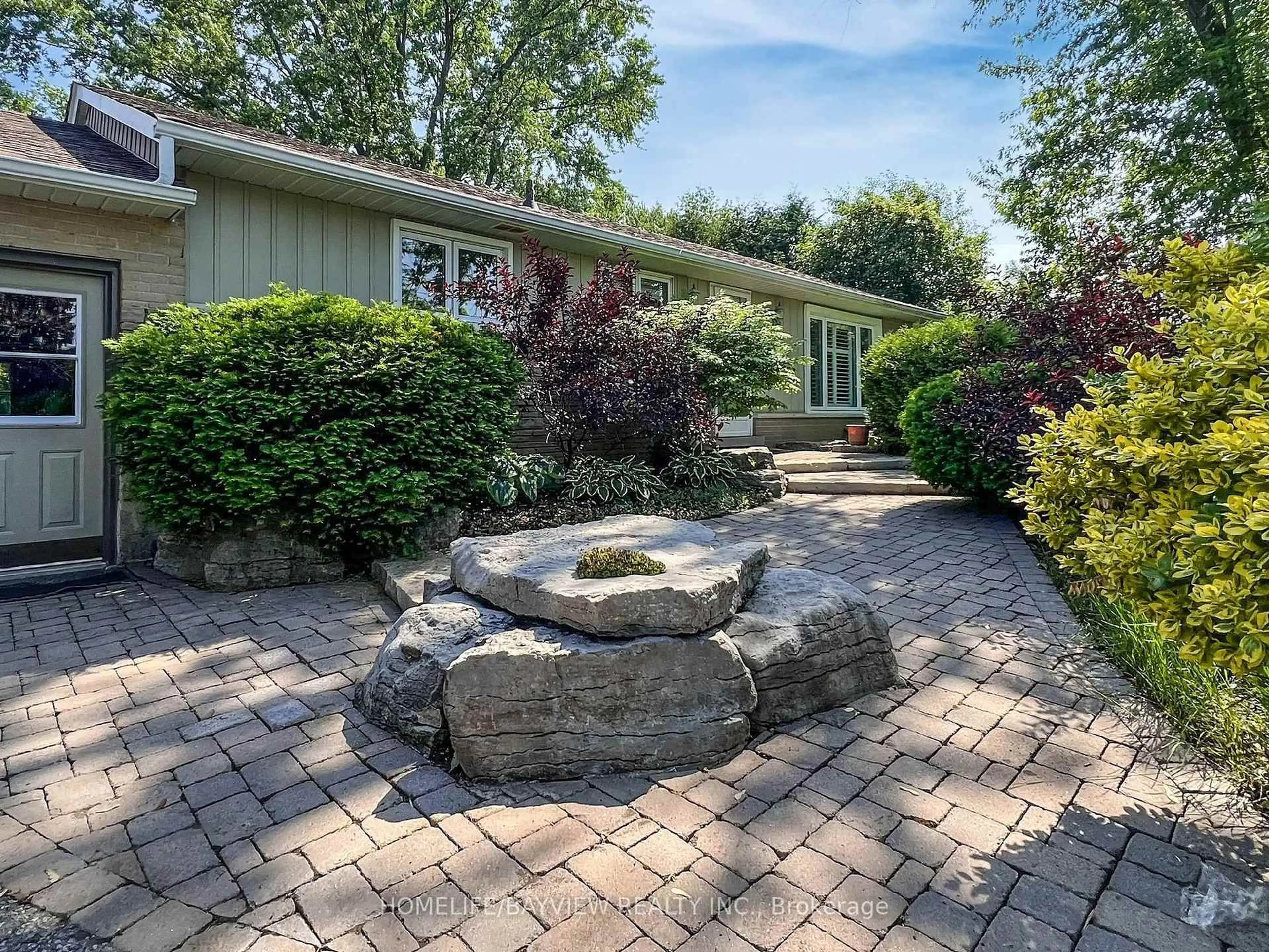 Patio, street for 49 May Ave, East Gwillimbury Ontario L0G 1V0