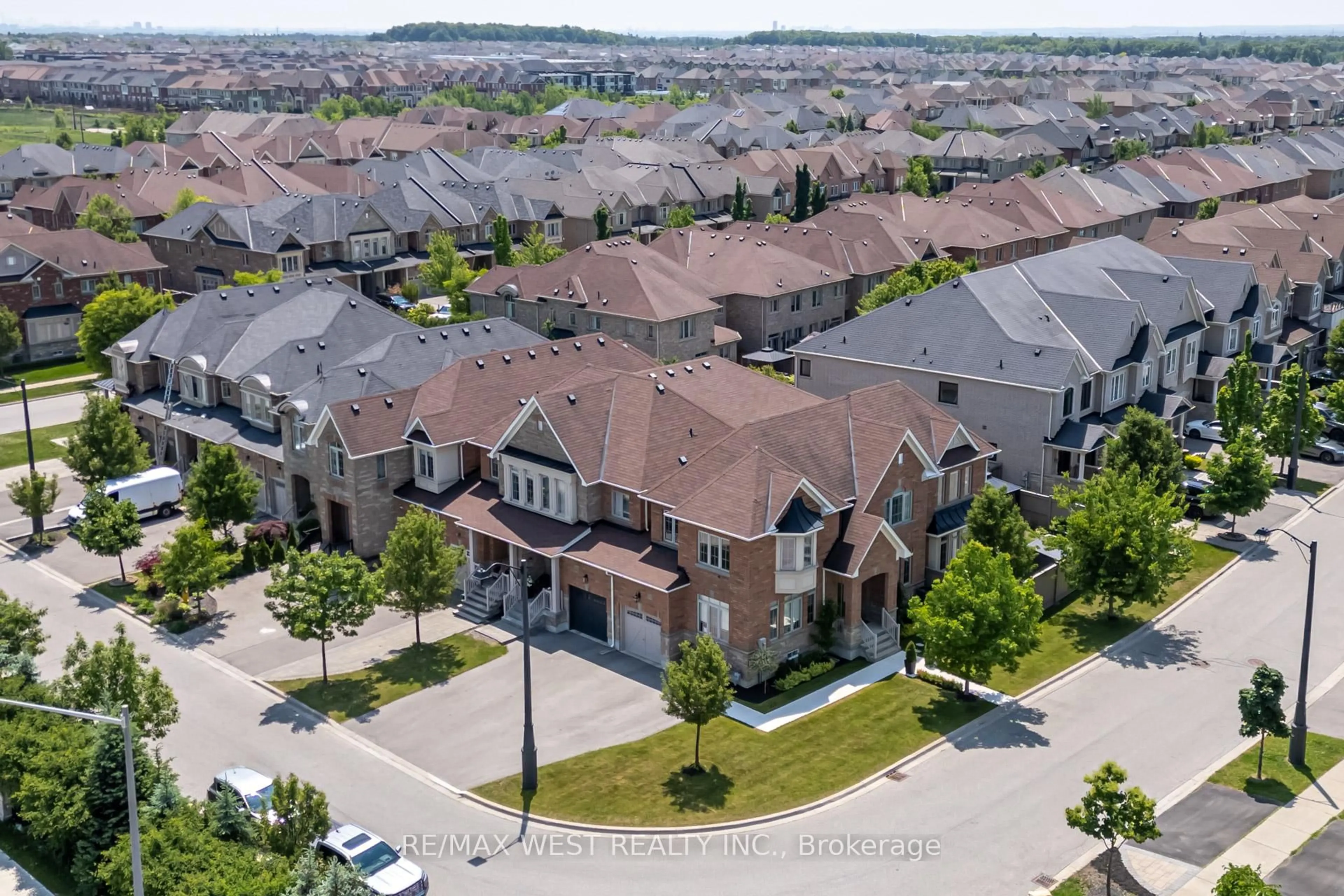 A pic from outside/outdoor area/front of a property/back of a property/a pic from drone, street for 177 Wardlaw Pl, Vaughan Ontario L4H 3L6