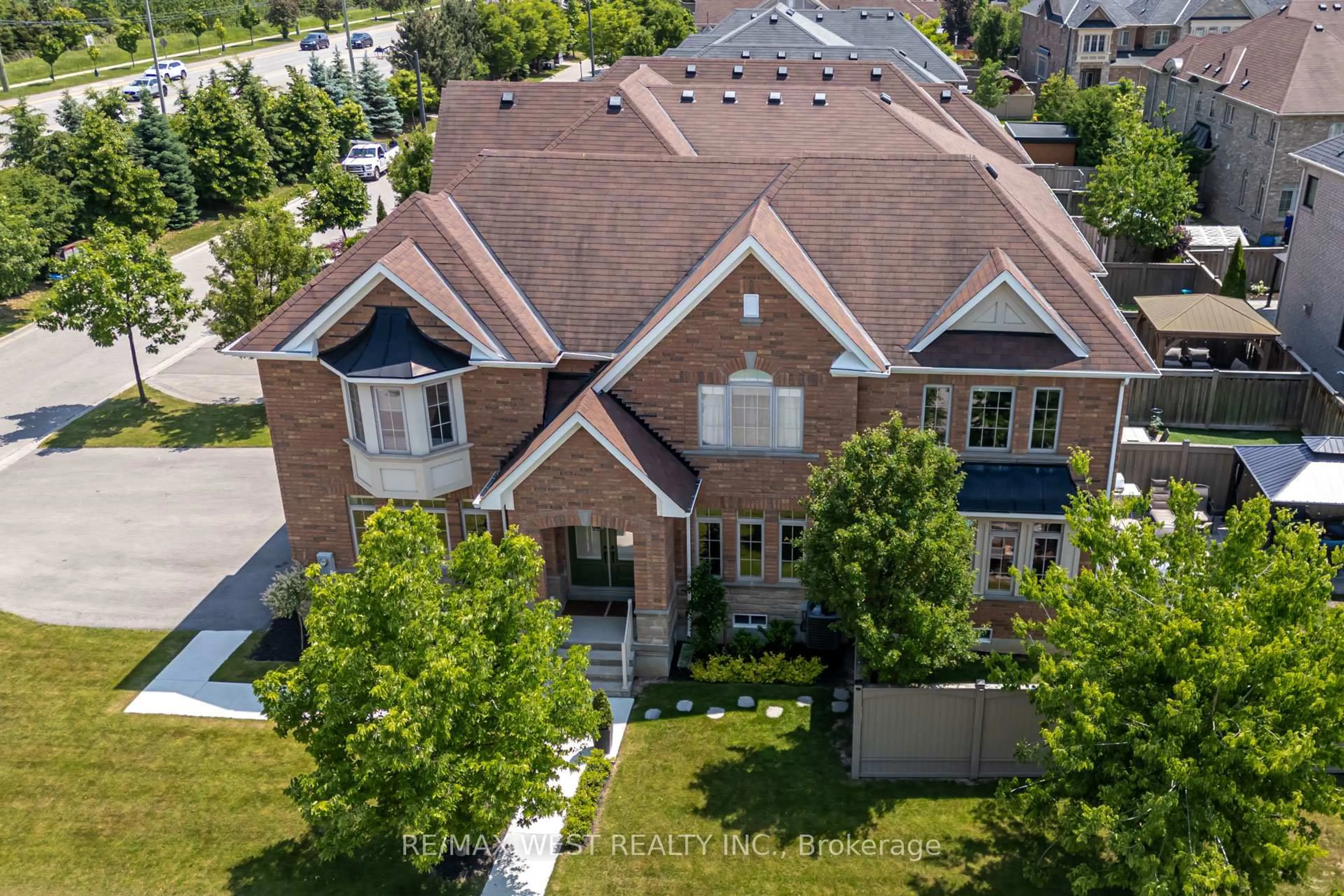 A pic from outside/outdoor area/front of a property/back of a property/a pic from drone, street for 177 Wardlaw Pl, Vaughan Ontario L4H 3L6