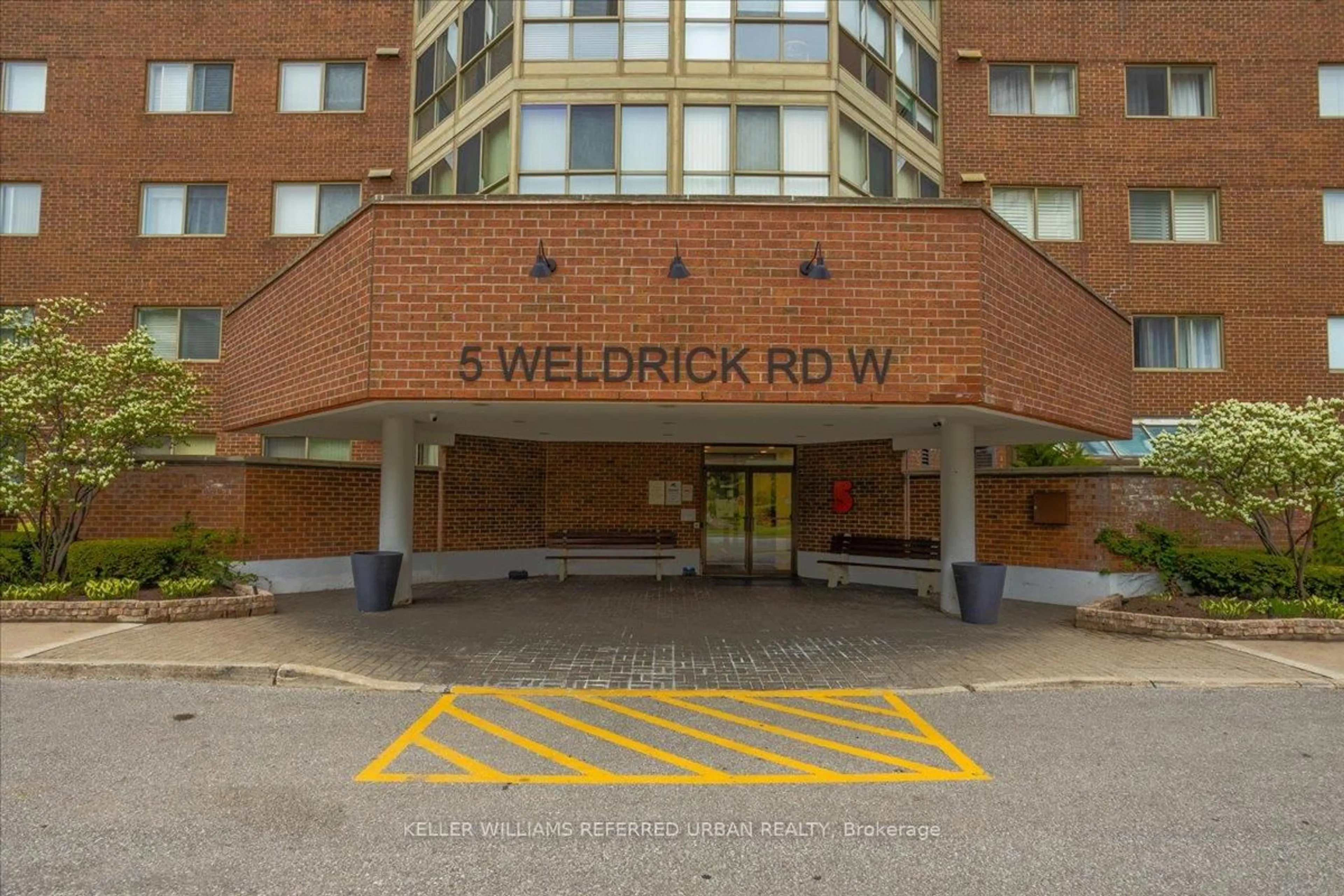Indoor foyer for 5 Weldrick Rd #508, Richmond Hill Ontario L4C 8S9
