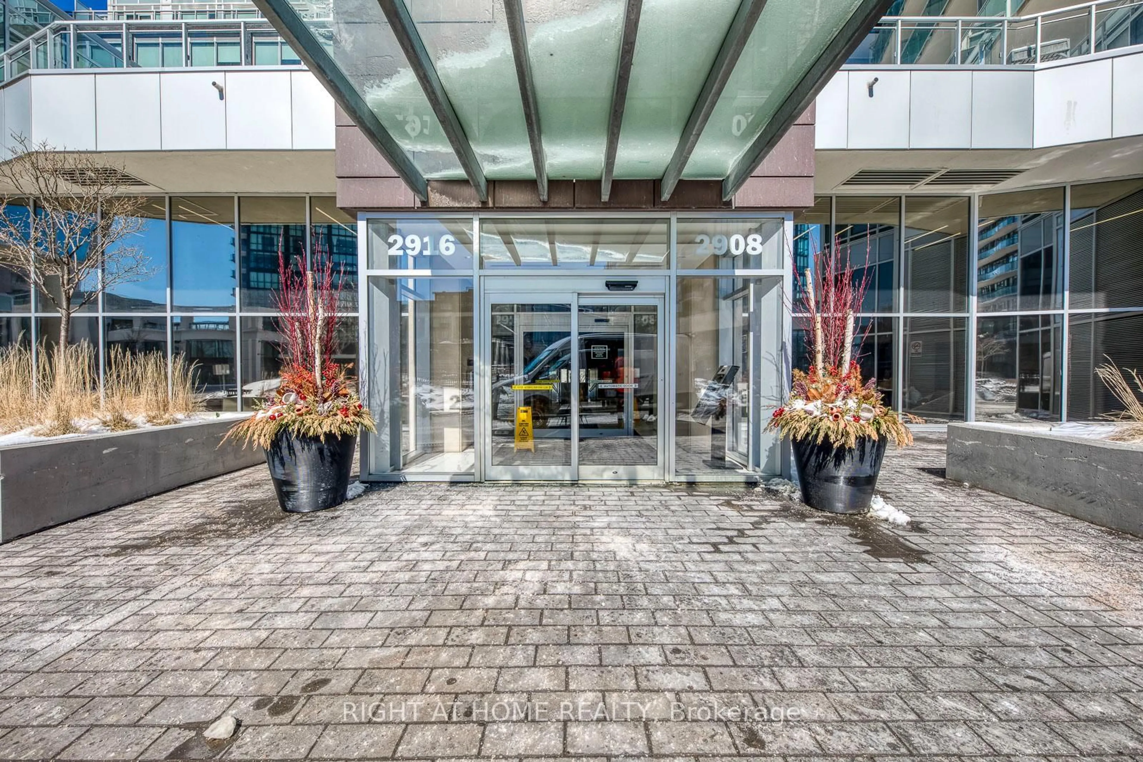 Indoor foyer for 2916 Highway 7 Rd #3202, Vaughan Ontario L4K 0K6