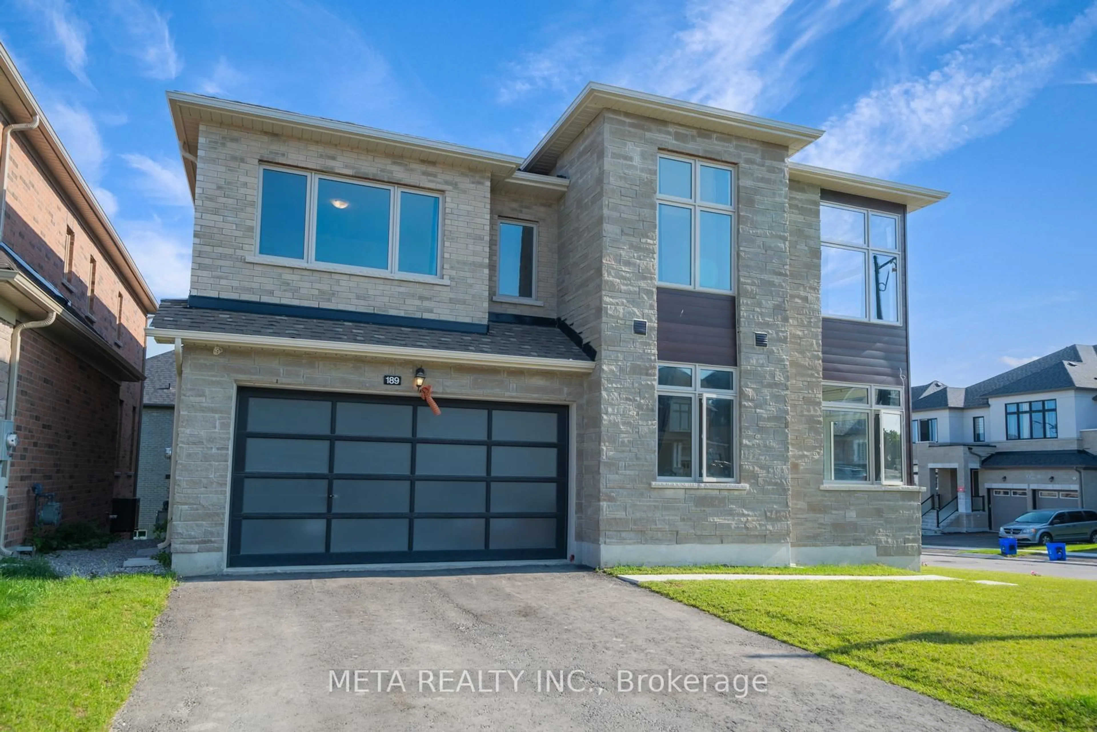 Home with brick exterior material, street for 189 Thompson Dr, East Gwillimbury Ontario L9N 1E2