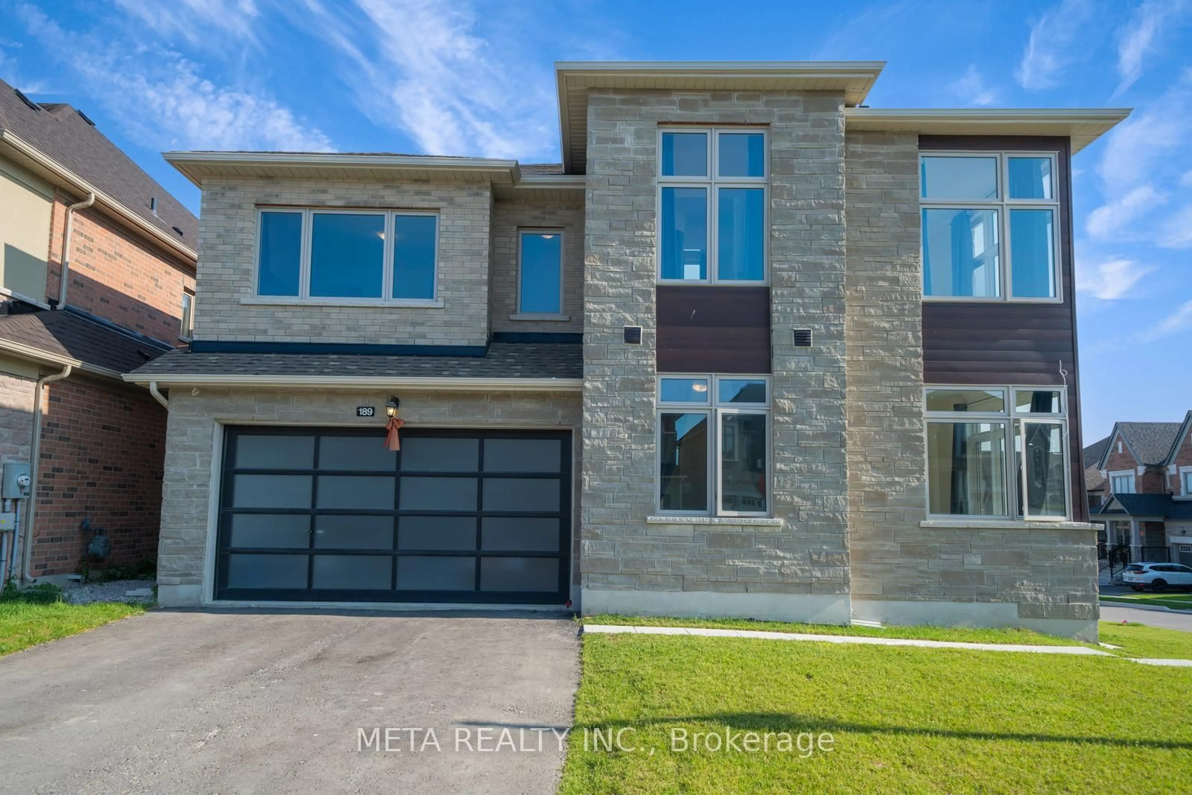 Home with brick exterior material, street for 189 Thompson Dr, East Gwillimbury Ontario L9N 1E2