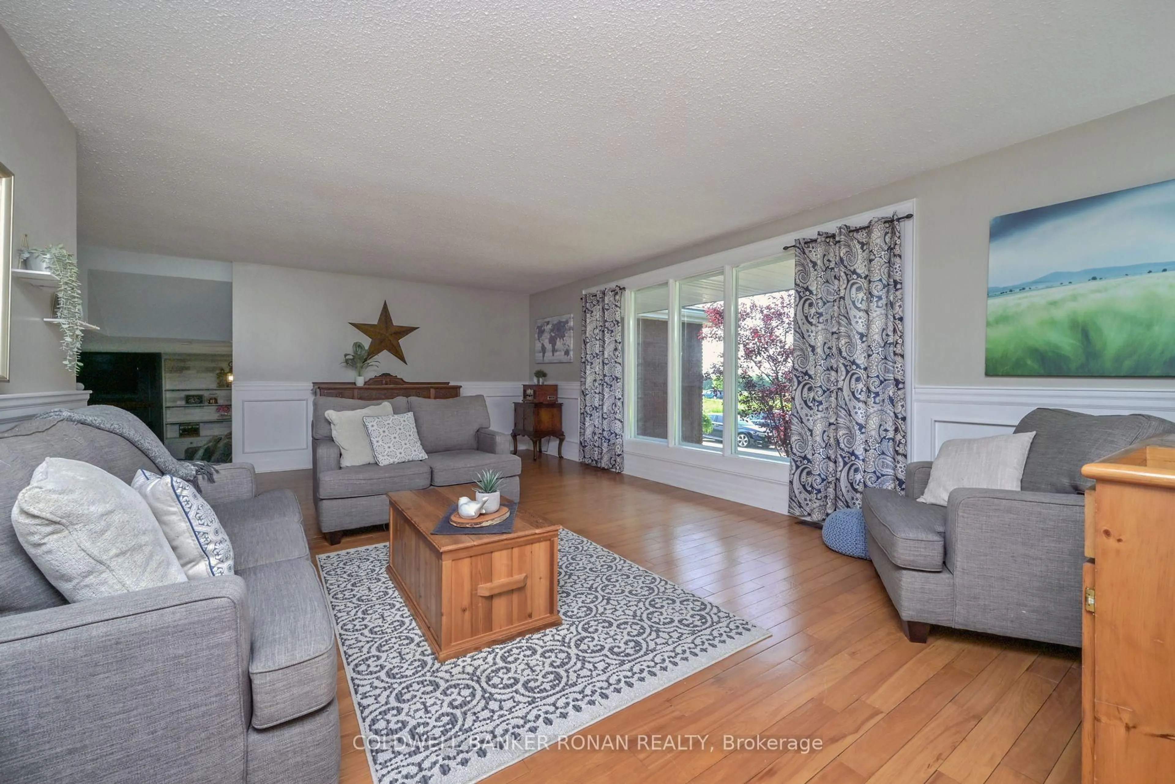 Living room with furniture, wood/laminate floor for 7157 5th Line, New Tecumseth Ontario L0G 1W0