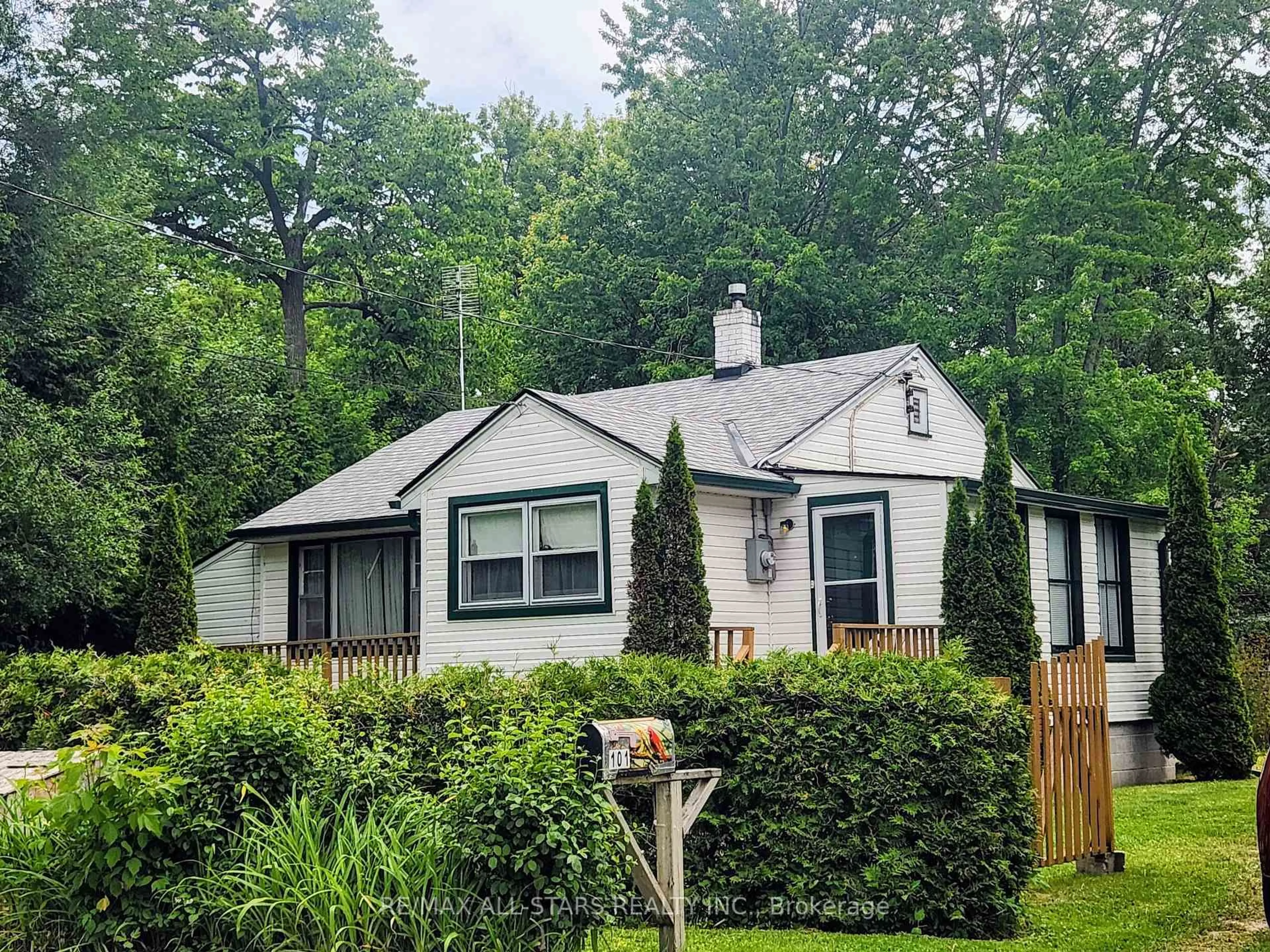 Home with vinyl exterior material, street for 101 Clovelly Cove, Georgina Ontario L0E 1E0