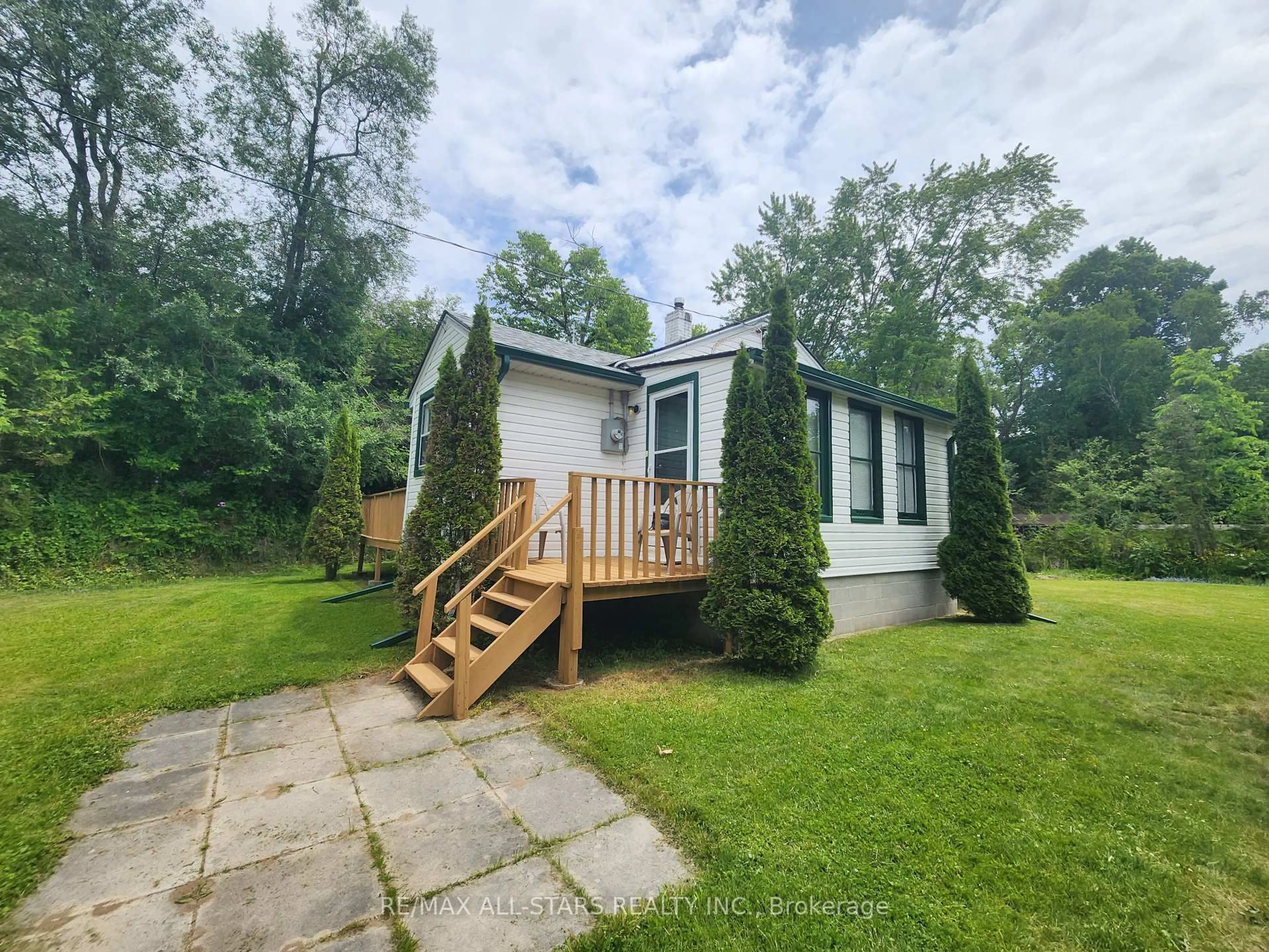 A pic from outside/outdoor area/front of a property/back of a property/a pic from drone, unknown for 101 Clovelly Cove, Georgina Ontario L0E 1E0