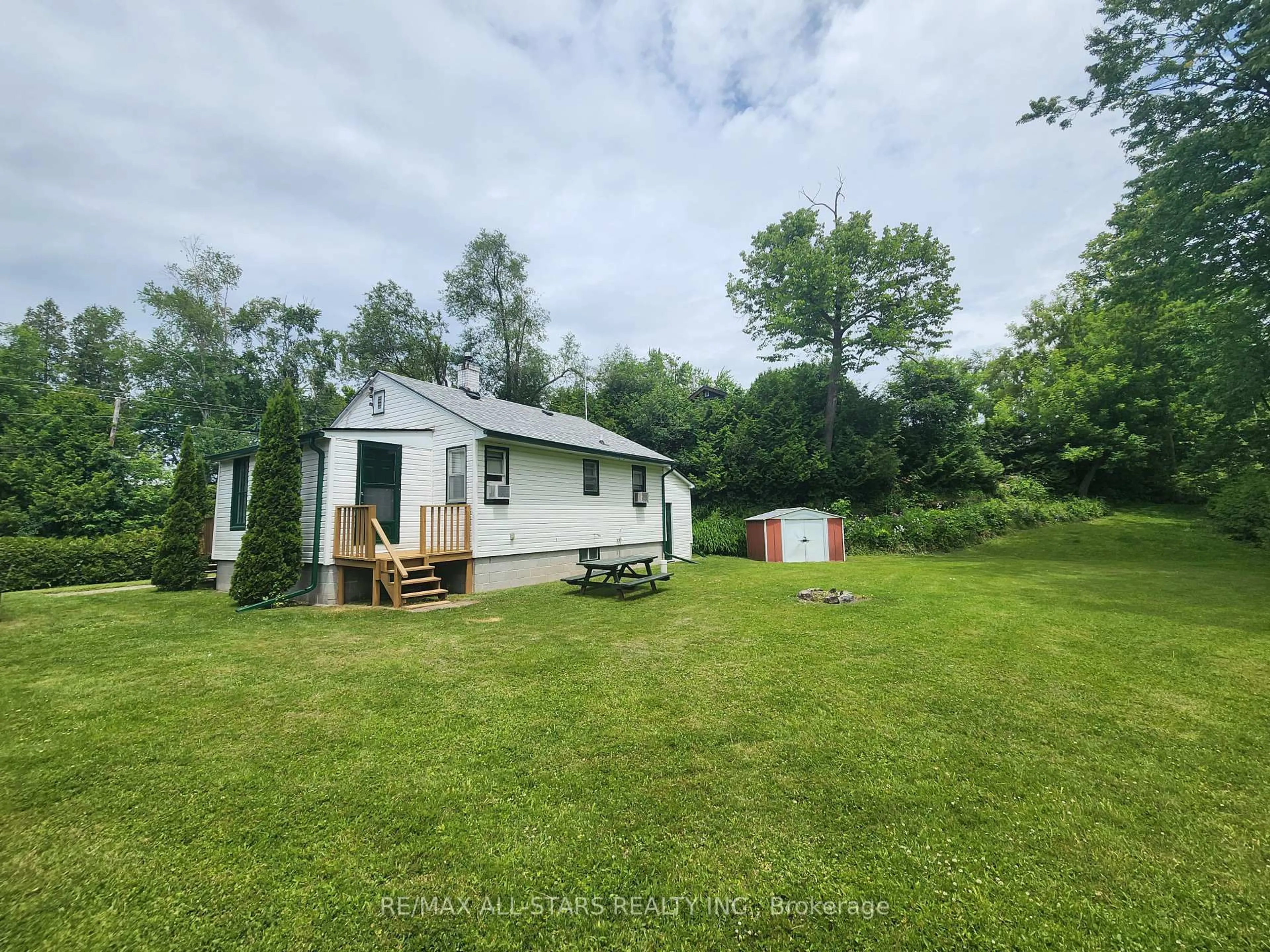A pic from outside/outdoor area/front of a property/back of a property/a pic from drone, water/lake/river/ocean view for 101 Clovelly Cove, Georgina Ontario L0E 1E0