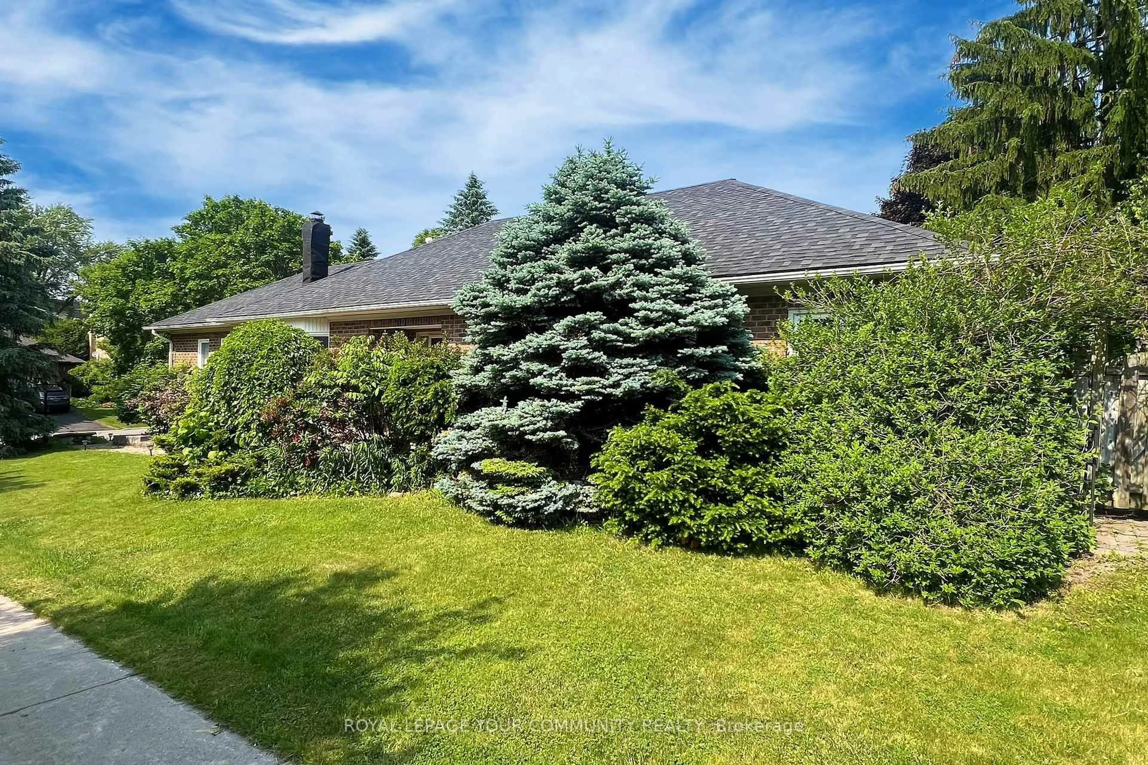 A pic from outside/outdoor area/front of a property/back of a property/a pic from drone, unknown for 284 Murray Dr, Aurora Ontario L4G 6B1