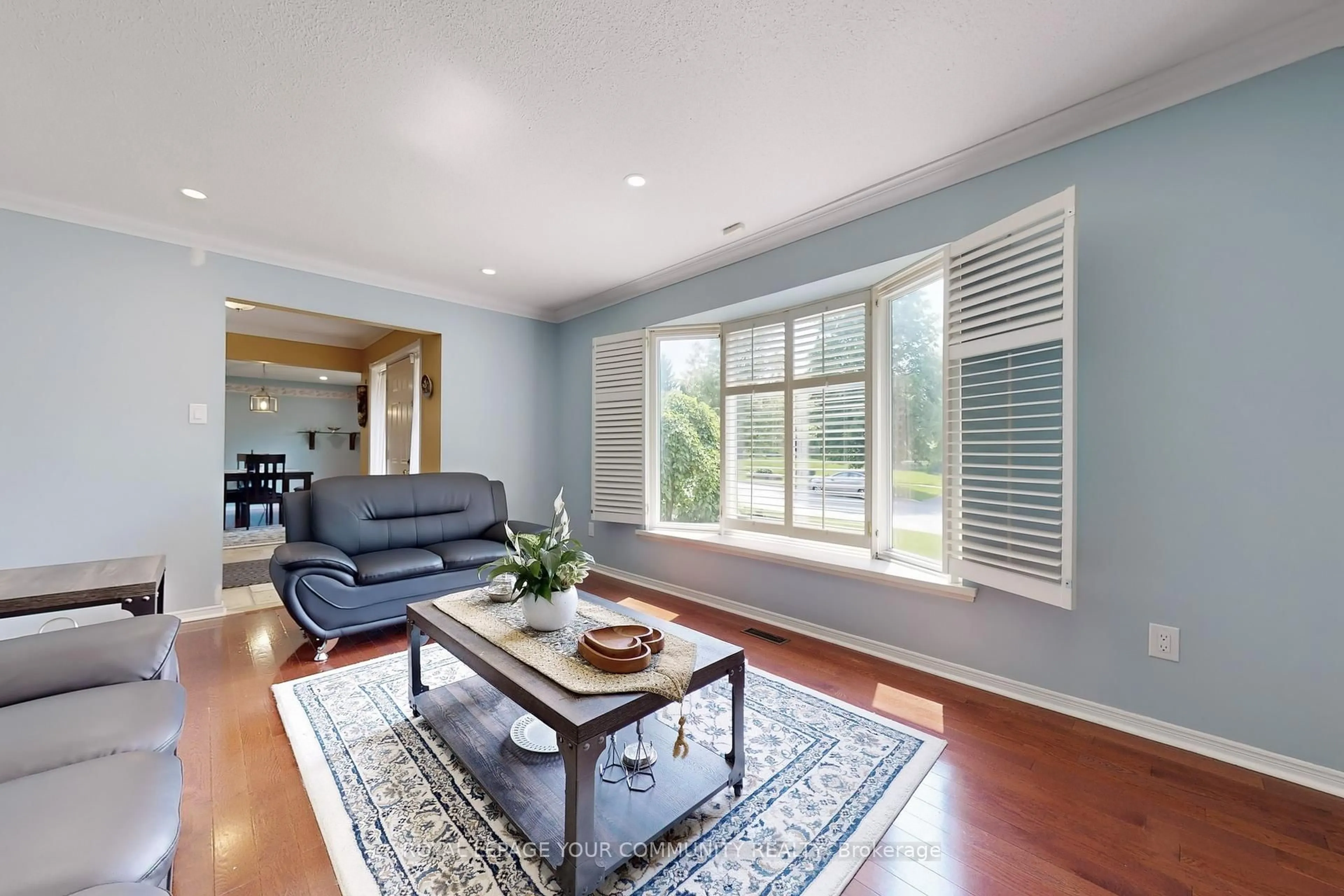 Living room with furniture, unknown for 284 Murray Dr, Aurora Ontario L4G 6B1
