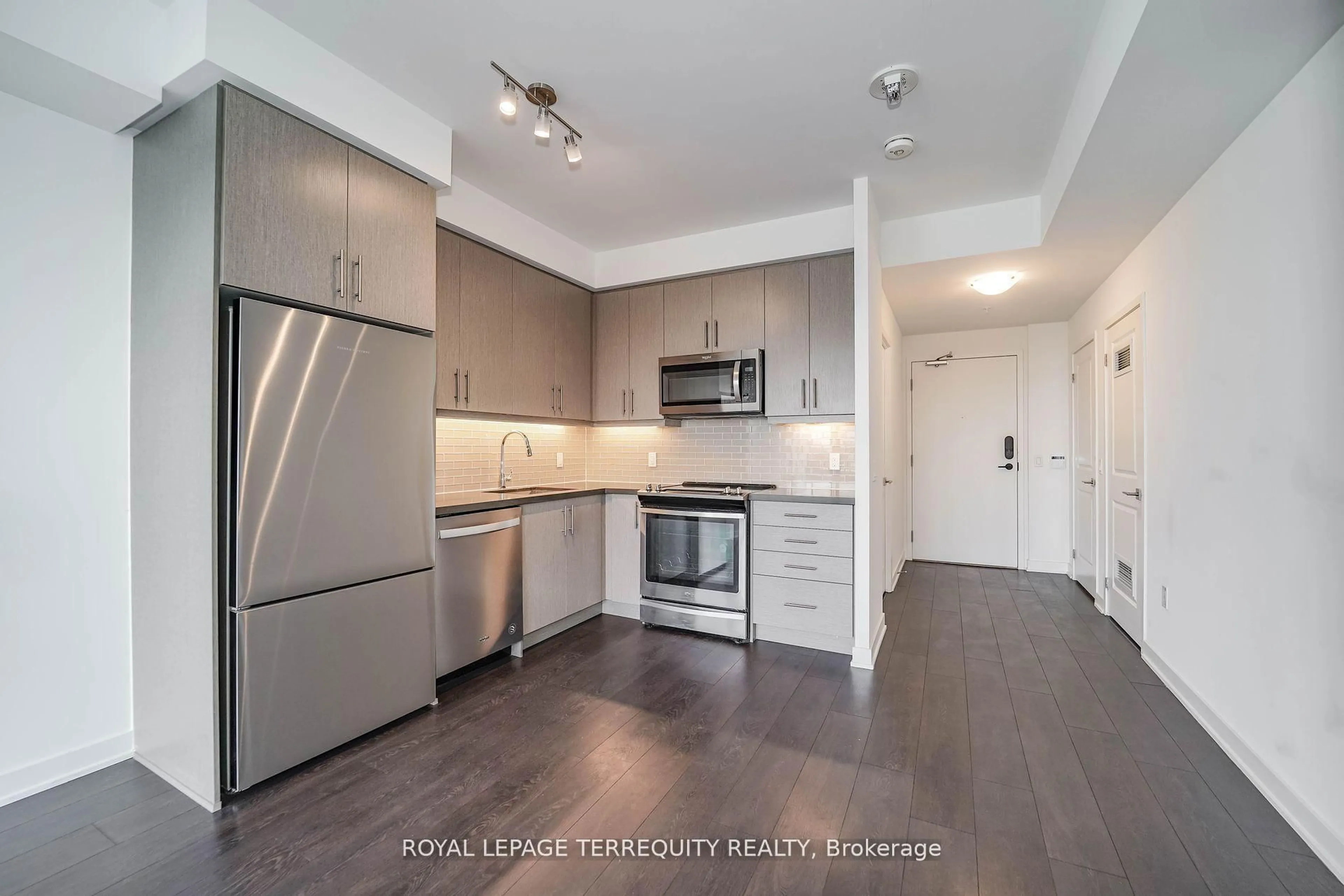 Open concept kitchen, unknown for 85 Oneida Cres #302, Richmond Hill Ontario L4B 0H4