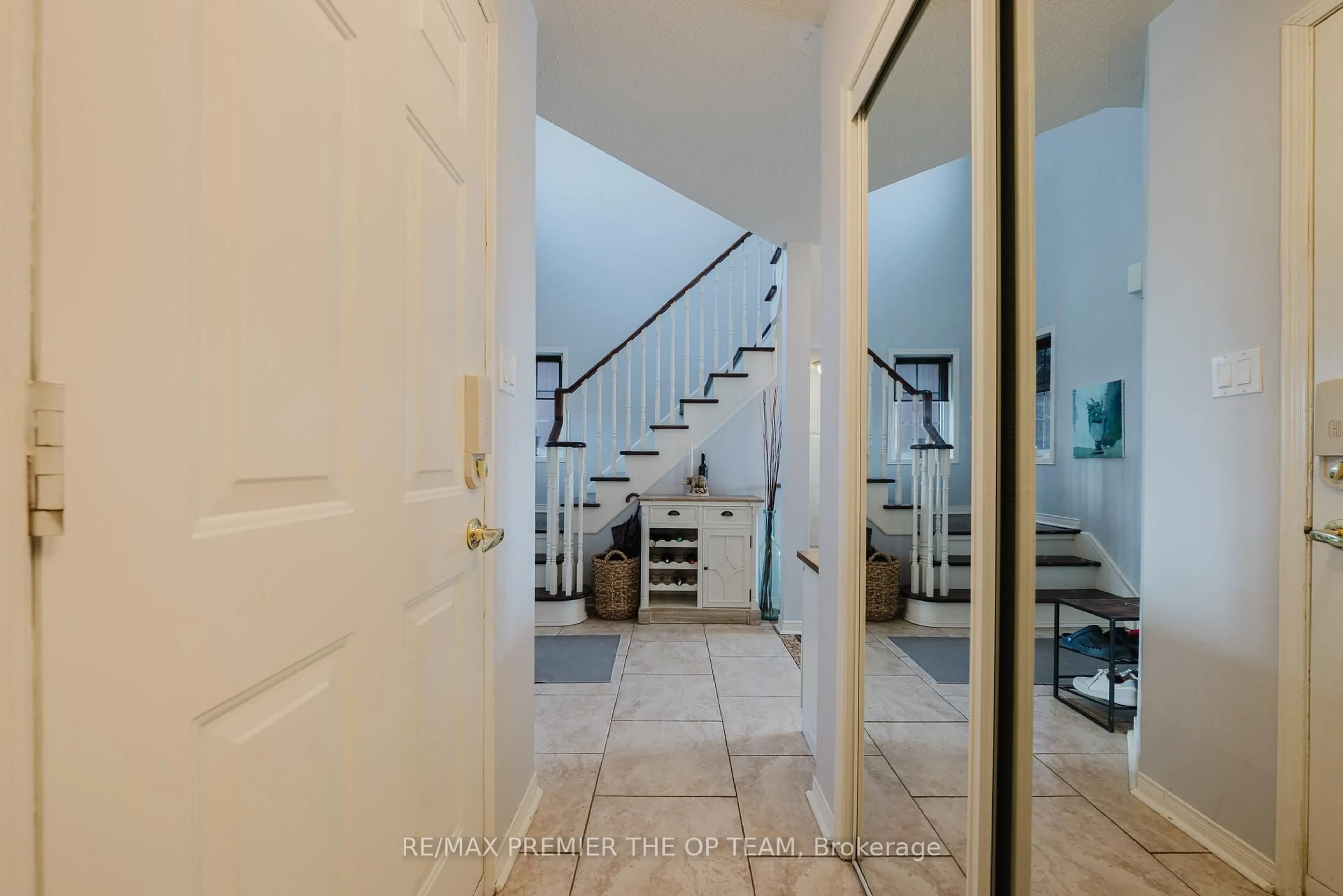 Indoor foyer for 50 Beaverbrook Cres, Vaughan Ontario L6A 3T3